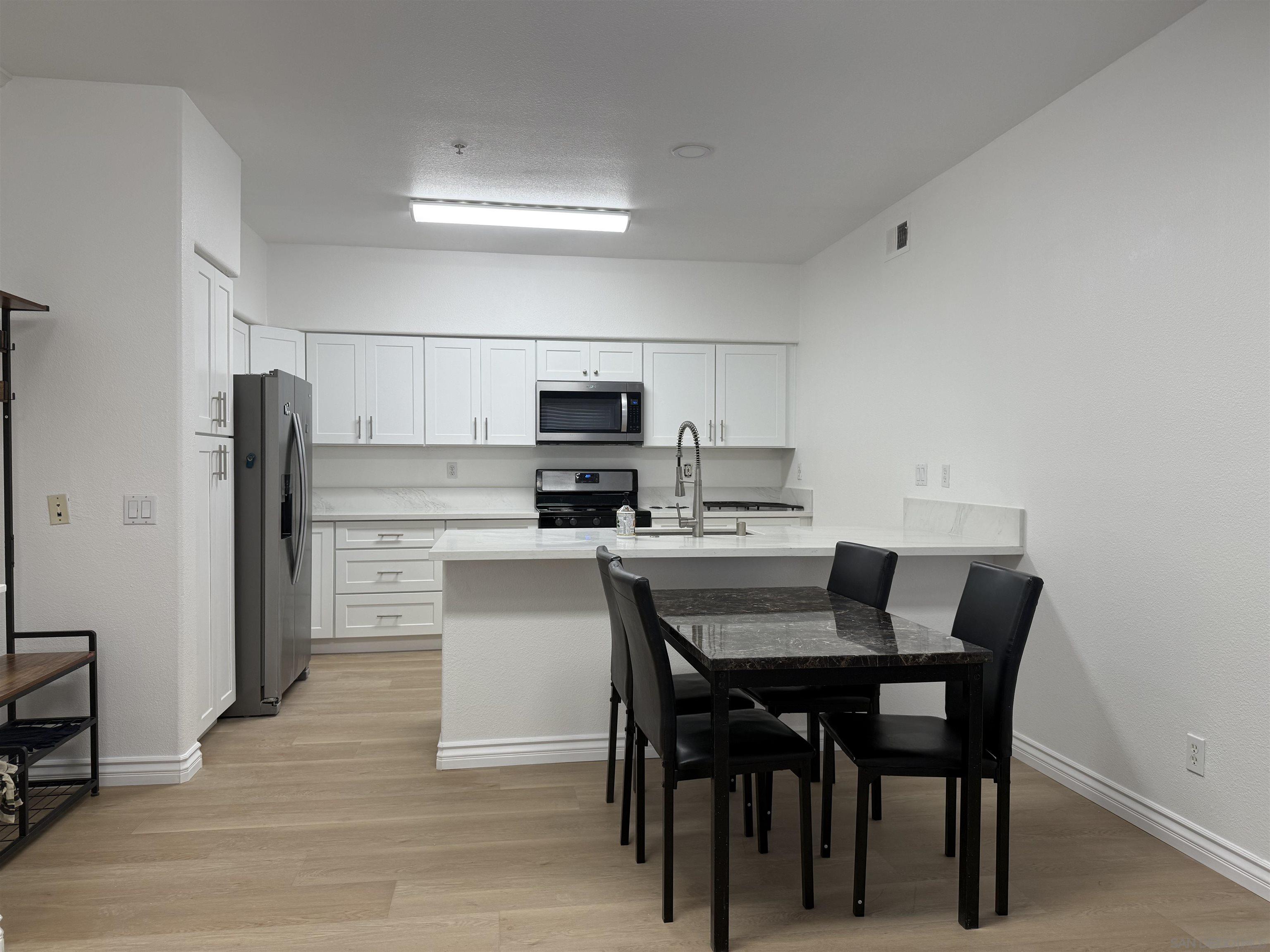 Detail Gallery Image 3 of 17 For 12360  Carmel Country Rd  B202, San Diego,  CA 92130 - 3 Beds | 2 Baths