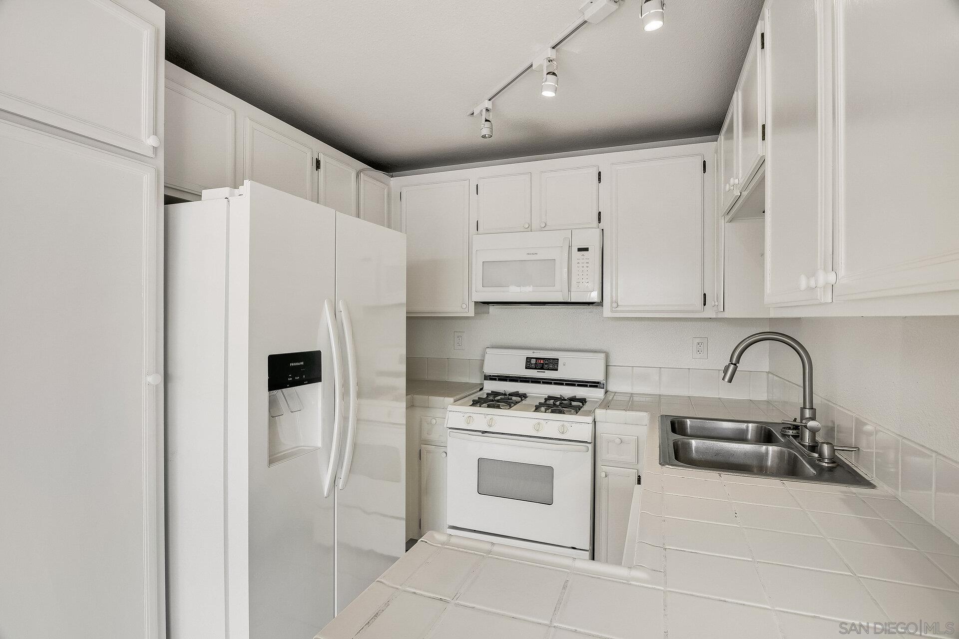 Detail Gallery Image 11 of 27 For 5233  Caminito Cachorro, San Diego,  CA 92105 - 2 Beds | 1 Baths