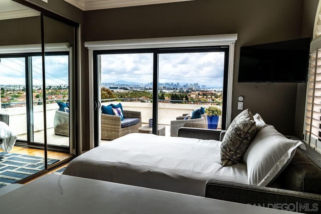 Detail Gallery Image 9 of 48 For 2110  Locust St, San Diego,  CA 92106 - 3 Beds | 2/1 Baths