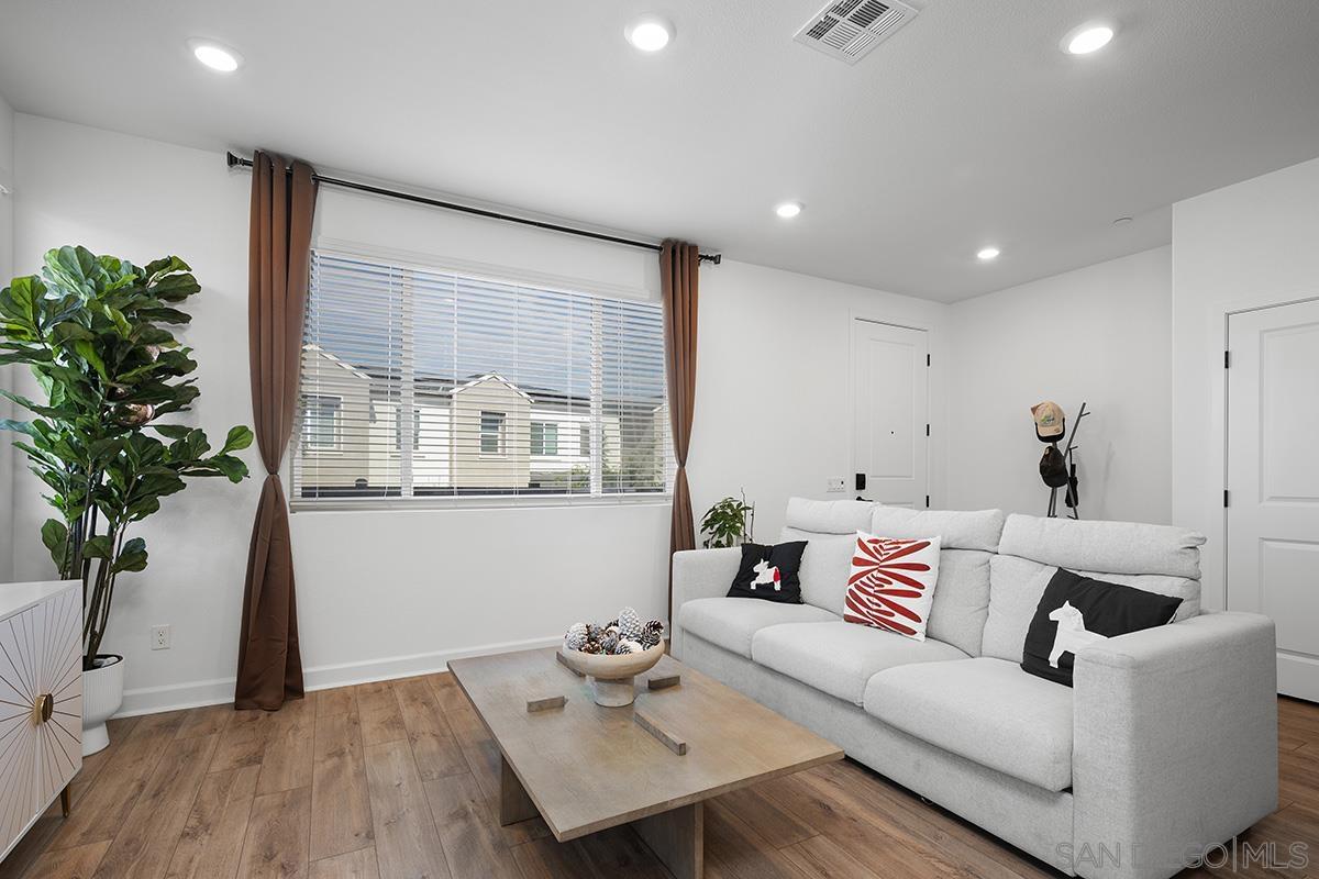 Detail Gallery Image 3 of 60 For 763  Makani St  6, Chula Vista,  CA 91911 - 4 Beds | 2/1 Baths