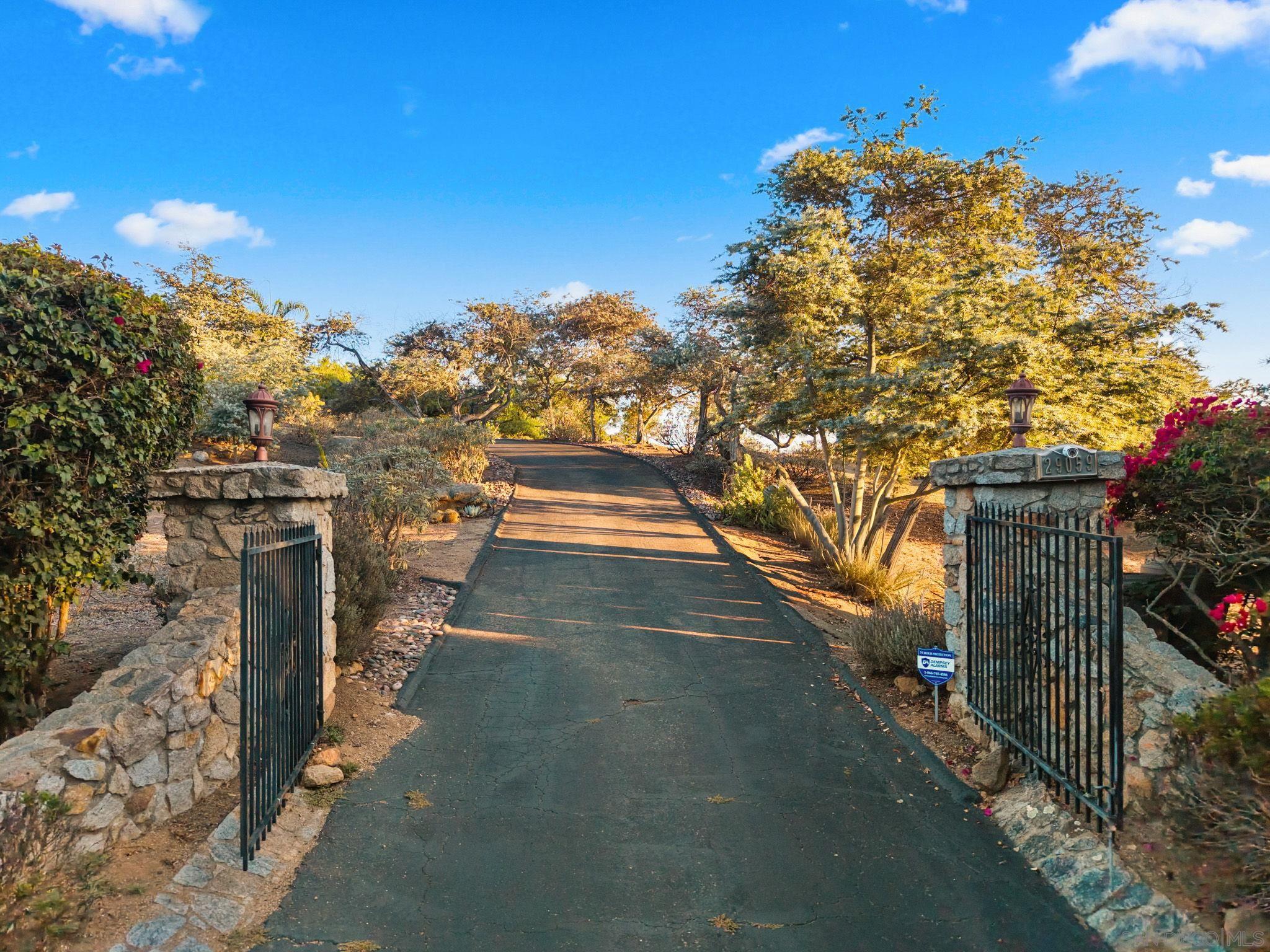 Detail Gallery Image 5 of 12 For 29059  Meadow Glen Way W, Escondido,  CA 92026 - 4 Beds | 3 Baths