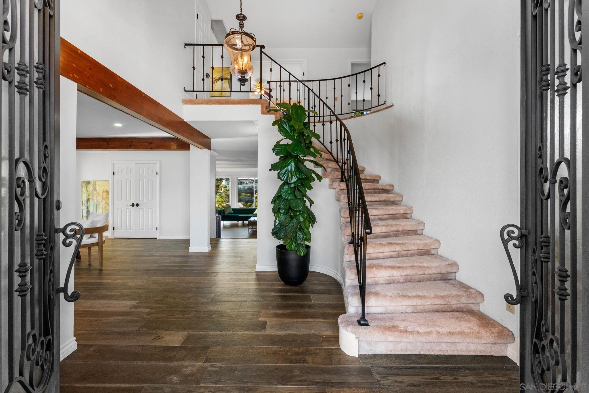 Detail Gallery Image 8 of 12 For 29059  Meadow Glen Way W, Escondido,  CA 92026 - 4 Beds | 3 Baths