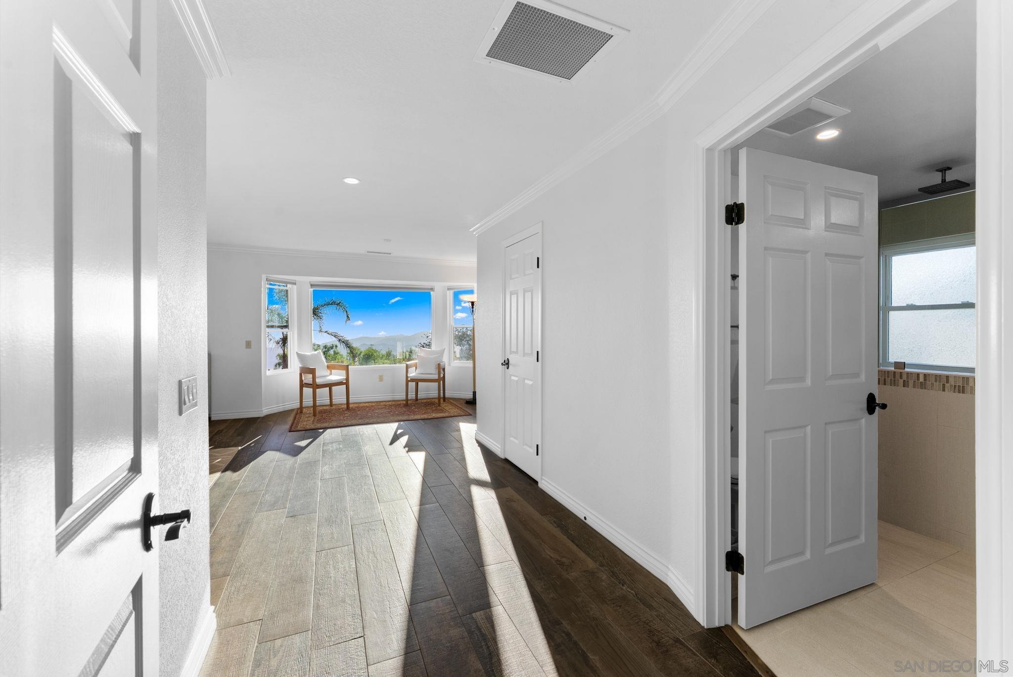 Detail Gallery Image 10 of 12 For 29059  Meadow Glen Way W, Escondido,  CA 92026 - 4 Beds | 3 Baths