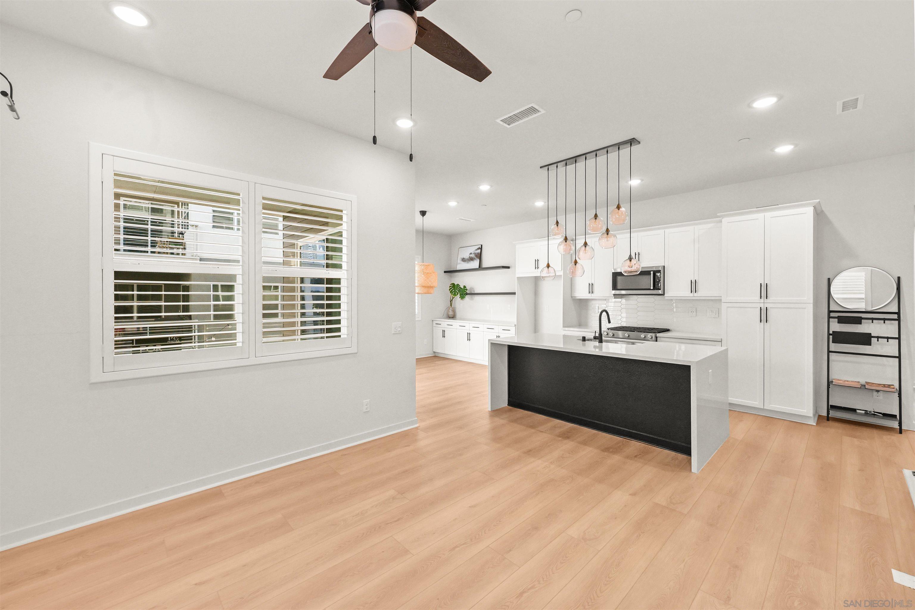 Detail Gallery Image 2 of 43 For 3001  Bravo Loop  #2,  Chula Vista,  CA 91915 - 3 Beds | 2 Baths