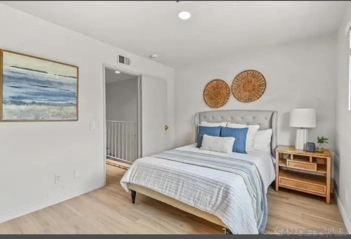 Front Image Thumbnail for SD250041560