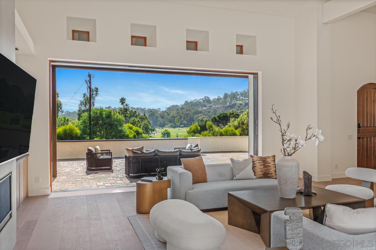 Detail Gallery Image 25 of 74 For 5758  Las Palomas, Rancho Santa Fe,  CA 92067 - 5 Beds | 5/2 Baths