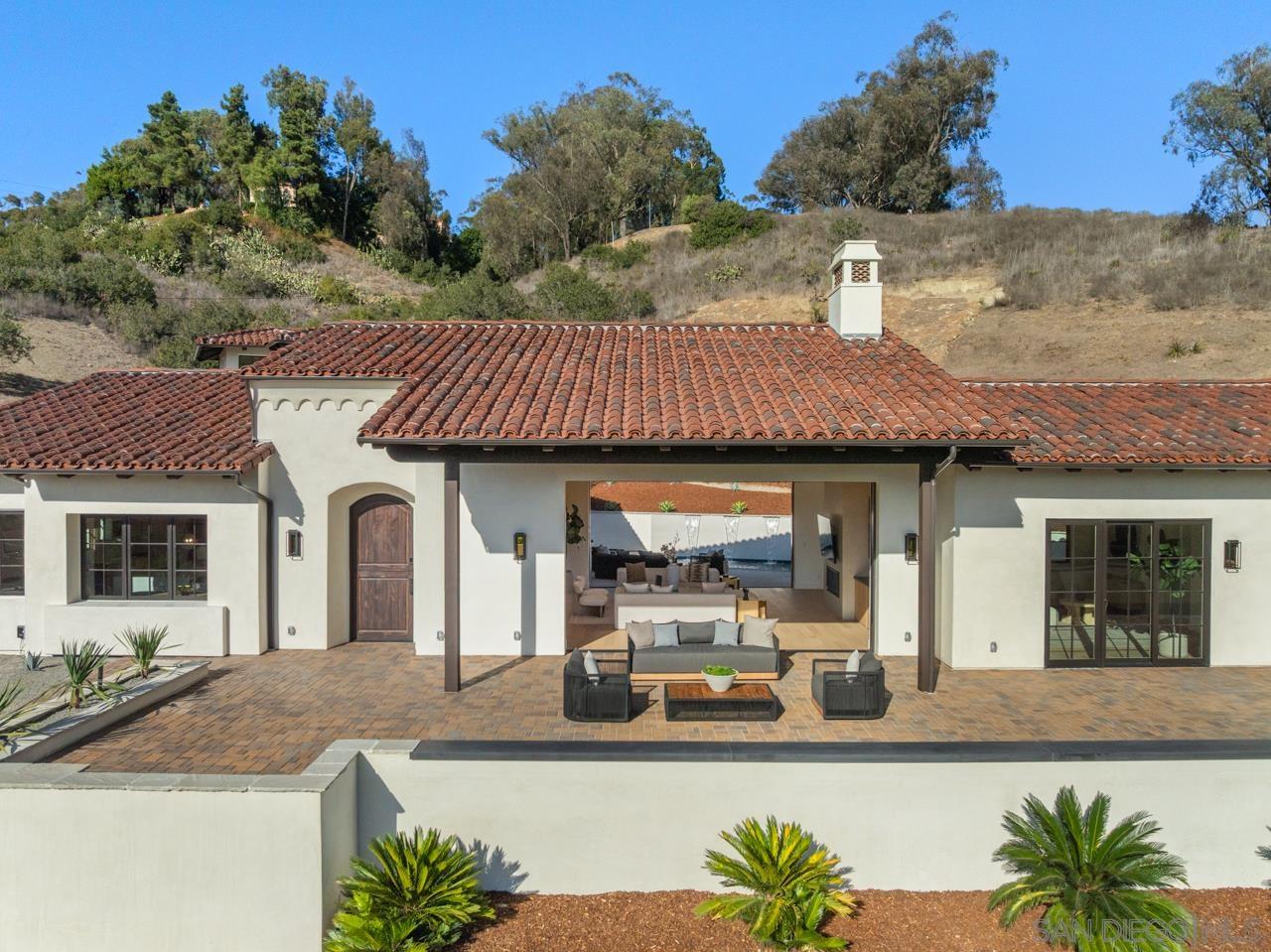 Detail Gallery Image 9 of 74 For 5758  Las Palomas, Rancho Santa Fe,  CA 92067 - 5 Beds | 5/2 Baths