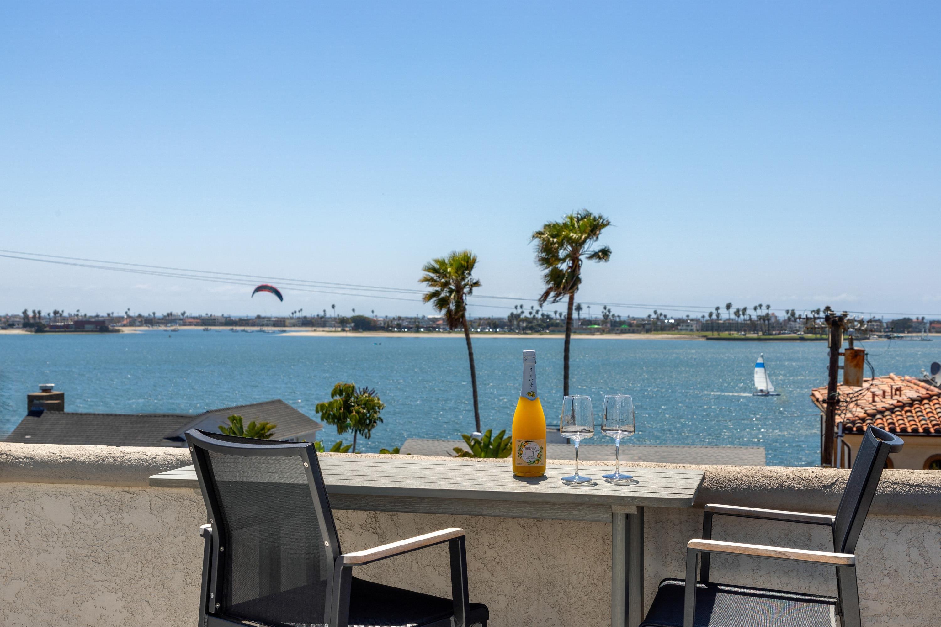 Detail Gallery Image 2 of 32 For 3701  Riviera Dr  11, San Diego,  CA 92109 - 3 Beds | 3 Baths