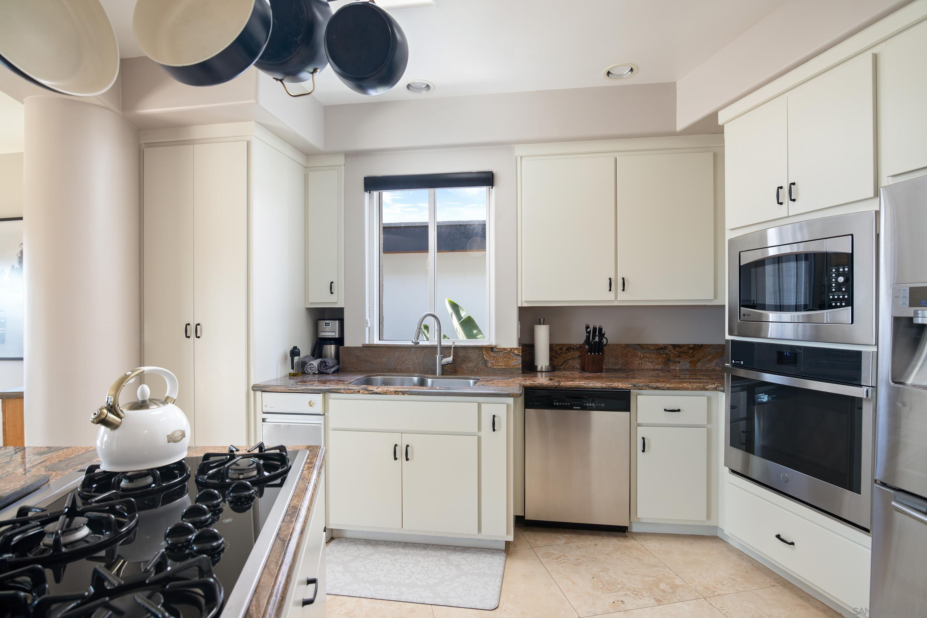 Detail Gallery Image 9 of 32 For 3701  Riviera Dr  11, San Diego,  CA 92109 - 3 Beds | 3 Baths