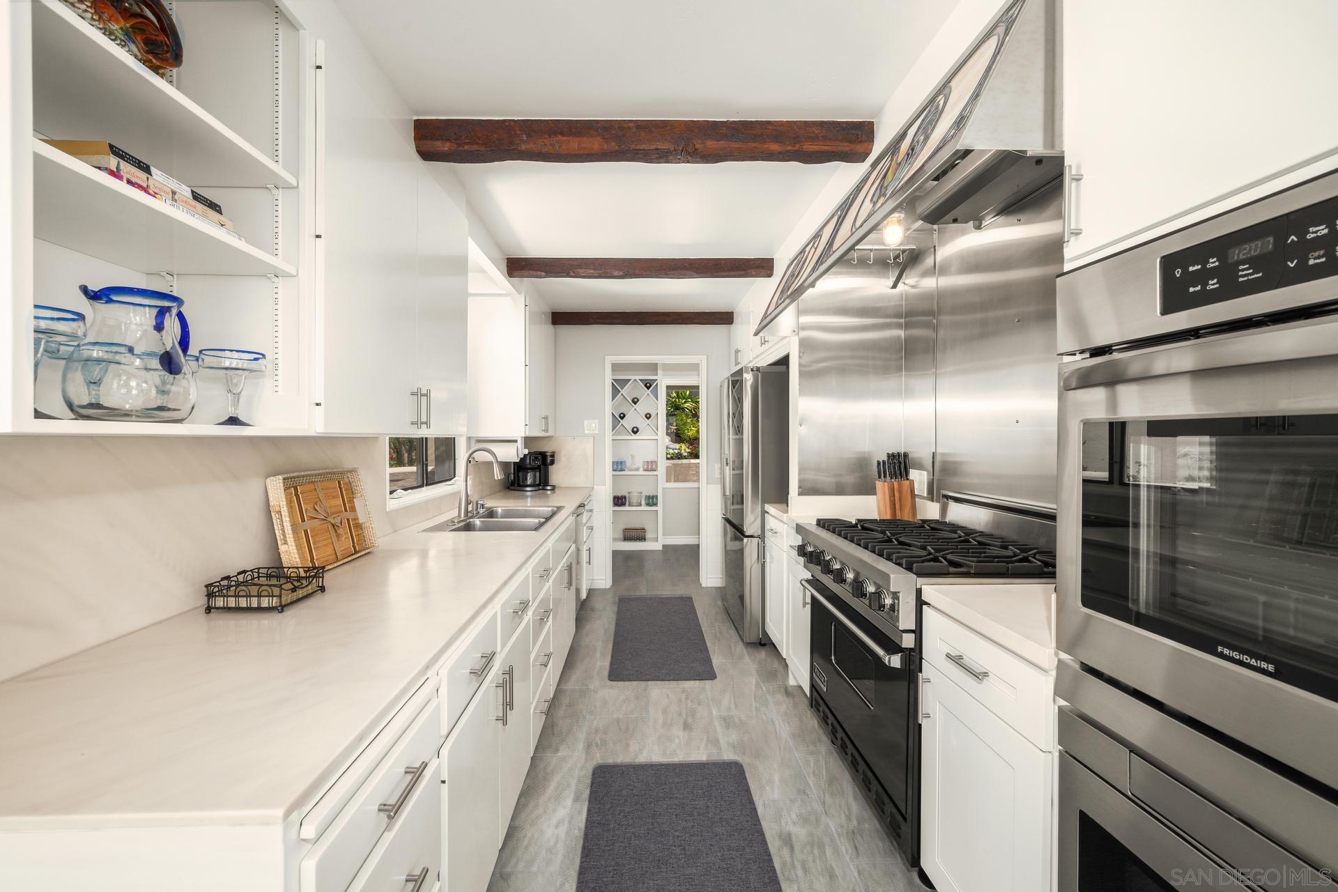 Detail Gallery Image 22 of 75 For 7201  Country Club Drive, La Jolla,  CA 92037 - 4 Beds | 3 Baths