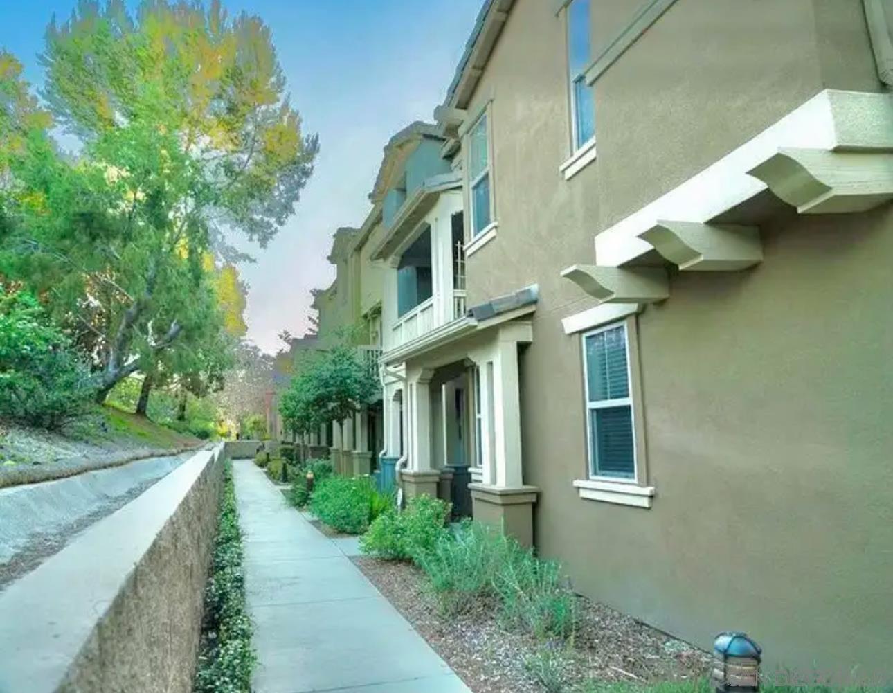 Detail Gallery Image 2 of 13 For 1812  Lime Court  10, Chula Vista,  CA 91913 - 3 Beds | 3 Baths