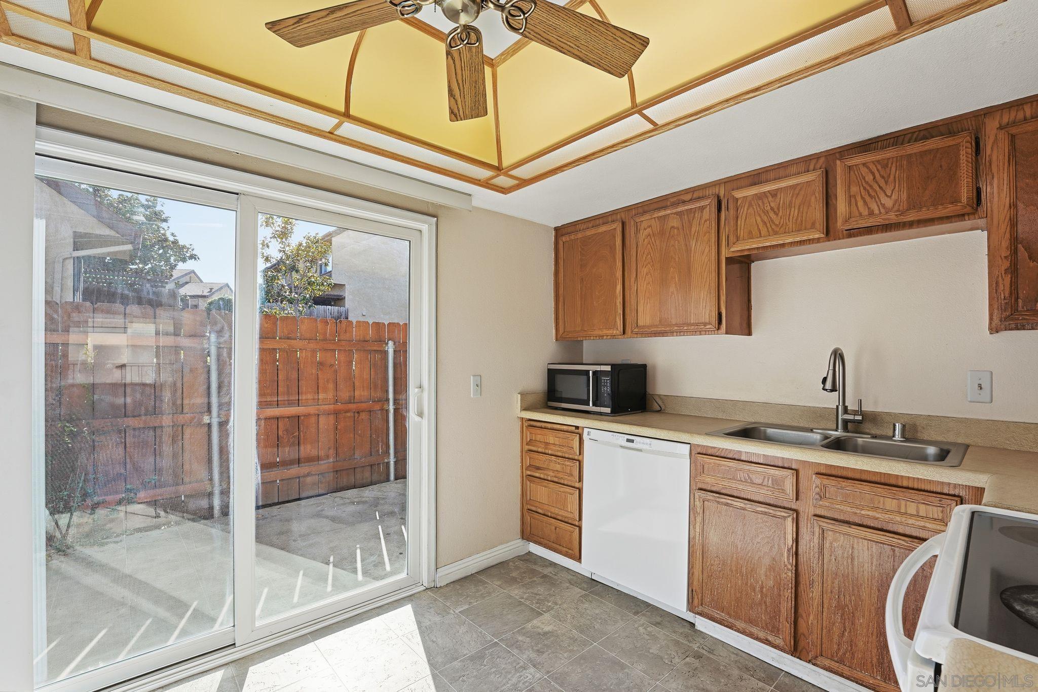 Detail Gallery Image 4 of 21 For 1585  Stone Edge Cir, El Cajon,  CA 92021 - 2 Beds | 1/1 Baths