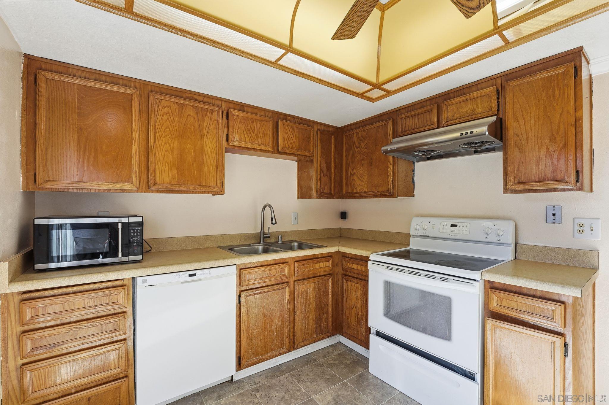 Detail Gallery Image 6 of 21 For 1585  Stone Edge Cir, El Cajon,  CA 92021 - 2 Beds | 1/1 Baths