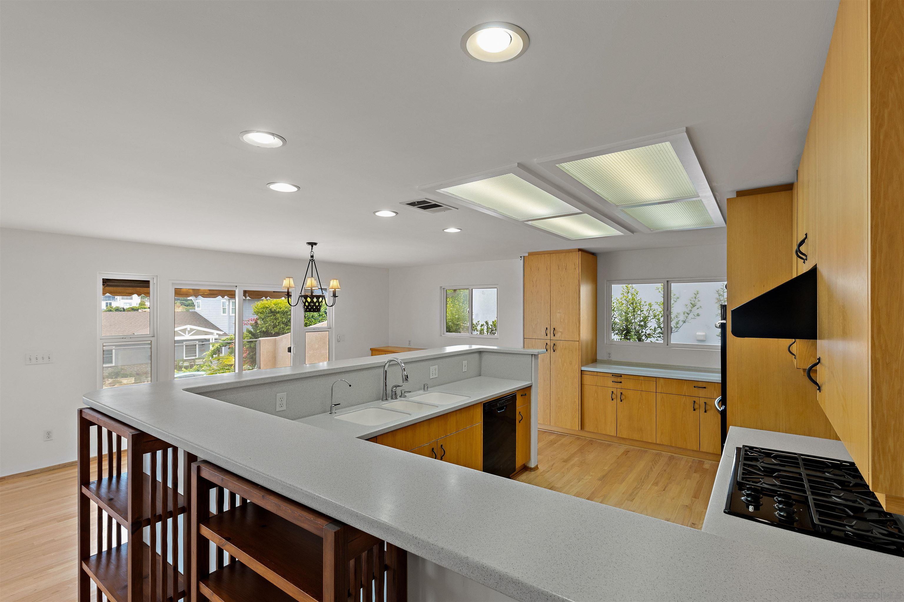 Detail Gallery Image 3 of 38 For 3340  Byron, San Diego,  CA 92106 - 3 Beds | 3 Baths