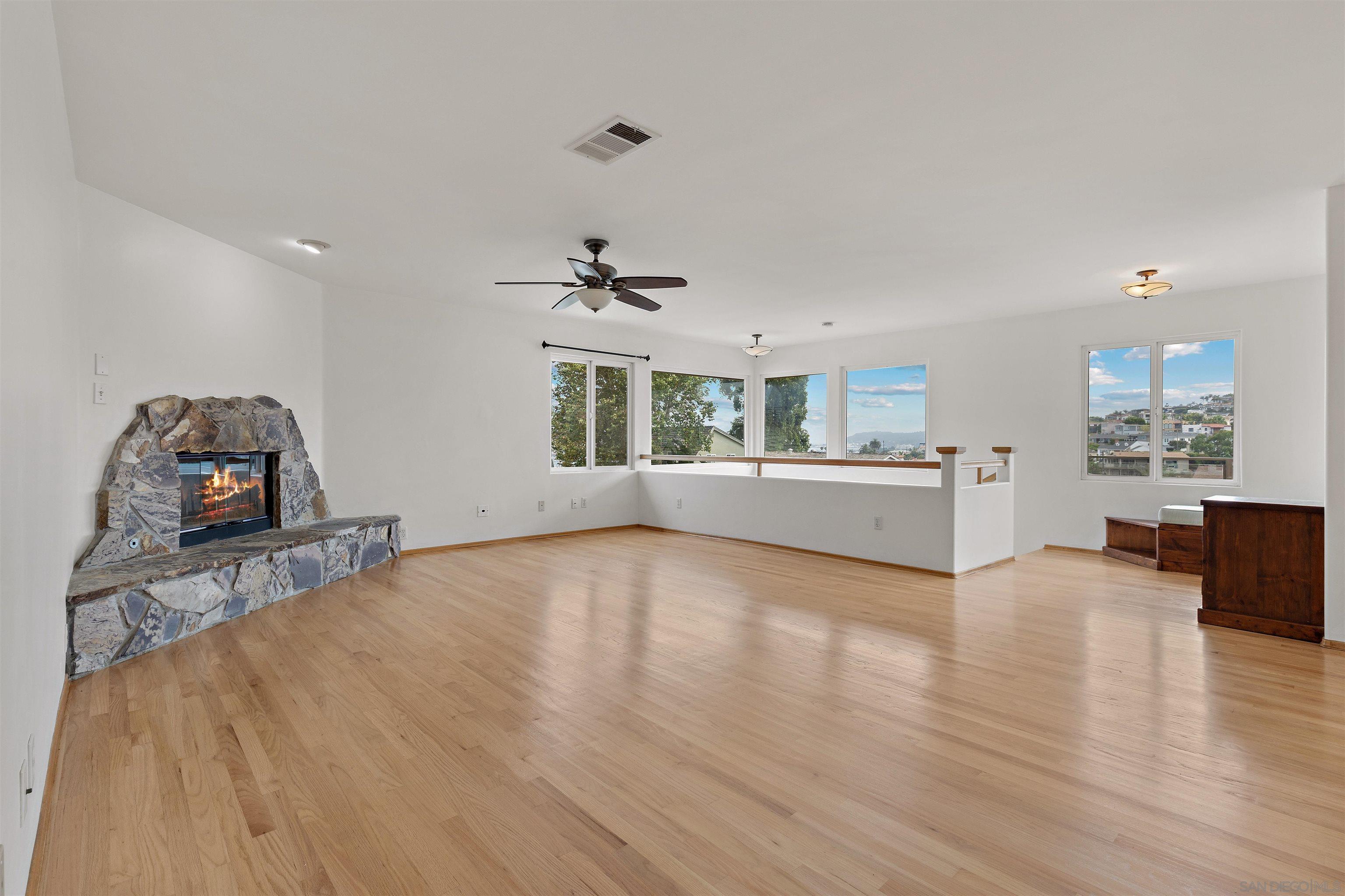 Detail Gallery Image 4 of 38 For 3340  Byron, San Diego,  CA 92106 - 3 Beds | 3 Baths