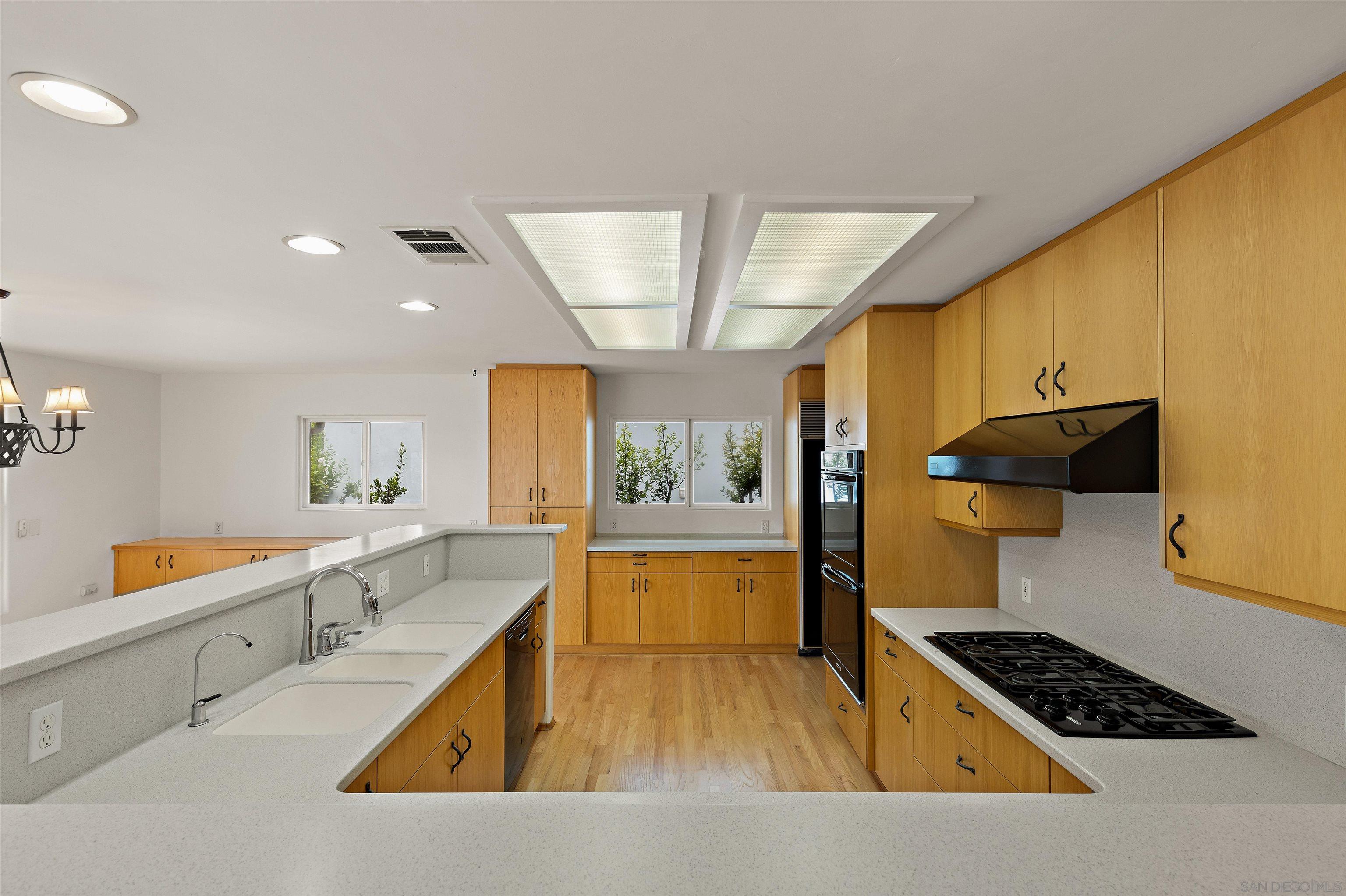 Detail Gallery Image 33 of 38 For 3340  Byron, San Diego,  CA 92106 - 3 Beds | 3 Baths