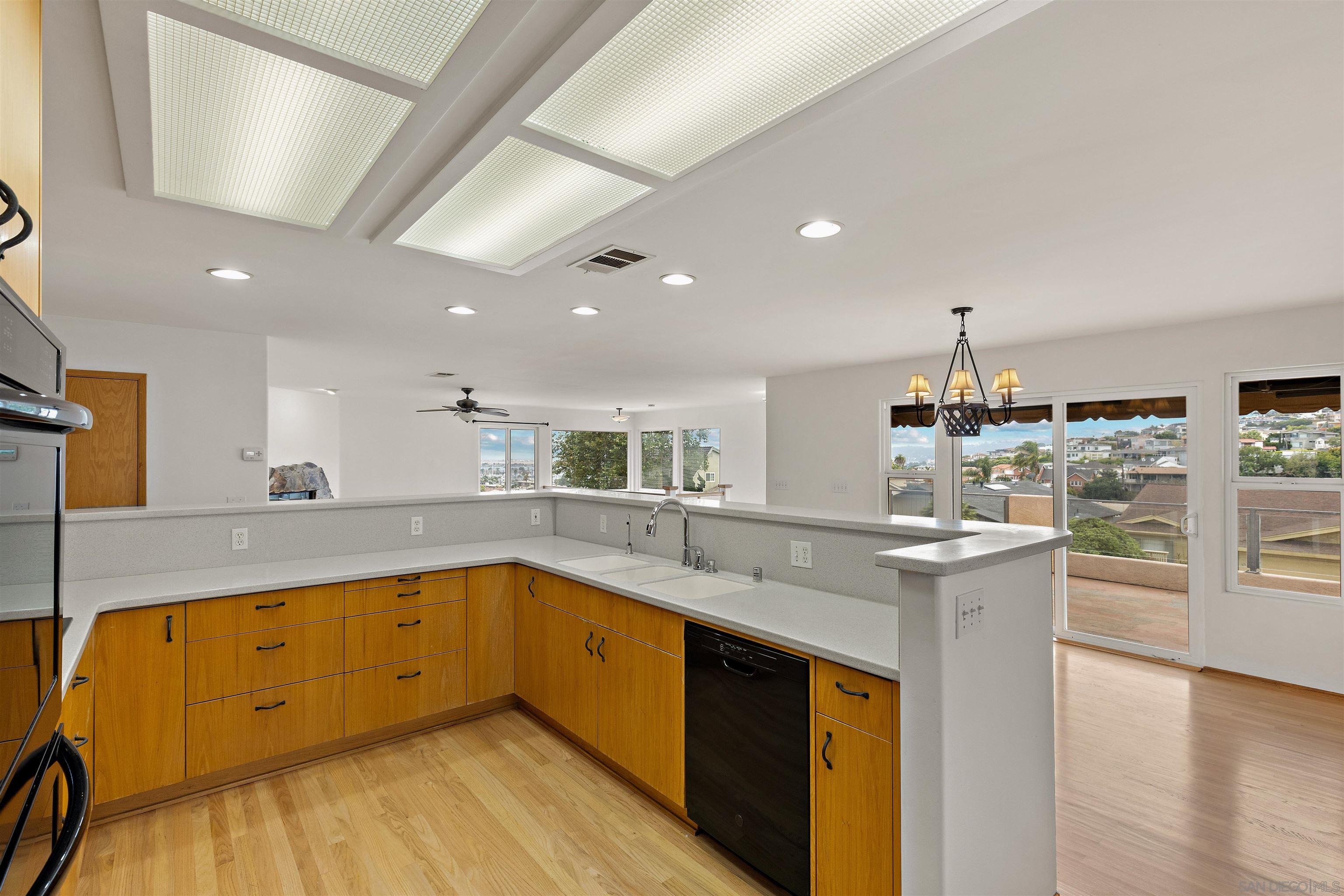 Detail Gallery Image 34 of 38 For 3340  Byron, San Diego,  CA 92106 - 3 Beds | 3 Baths