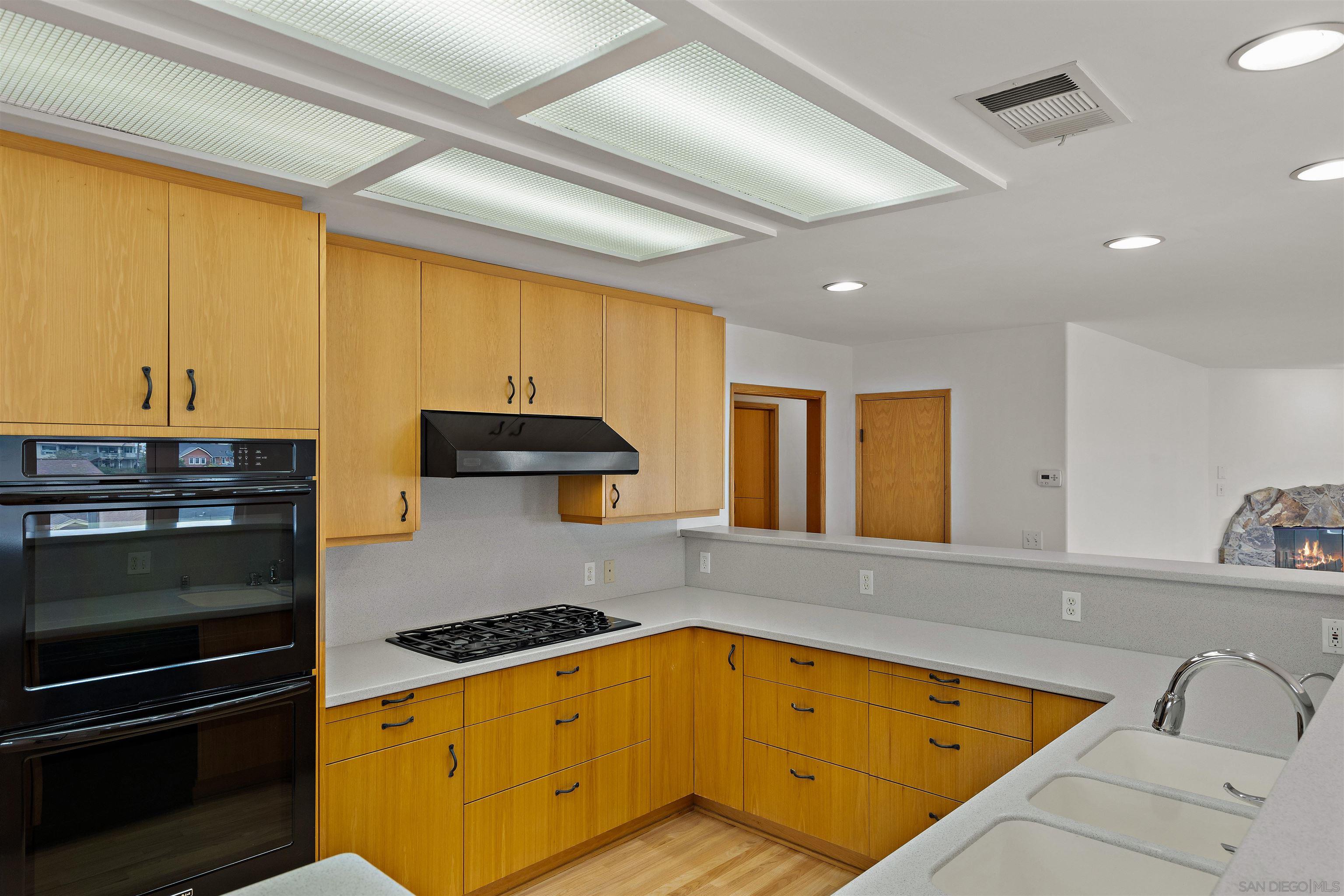 Detail Gallery Image 5 of 38 For 3340  Byron, San Diego,  CA 92106 - 3 Beds | 3 Baths