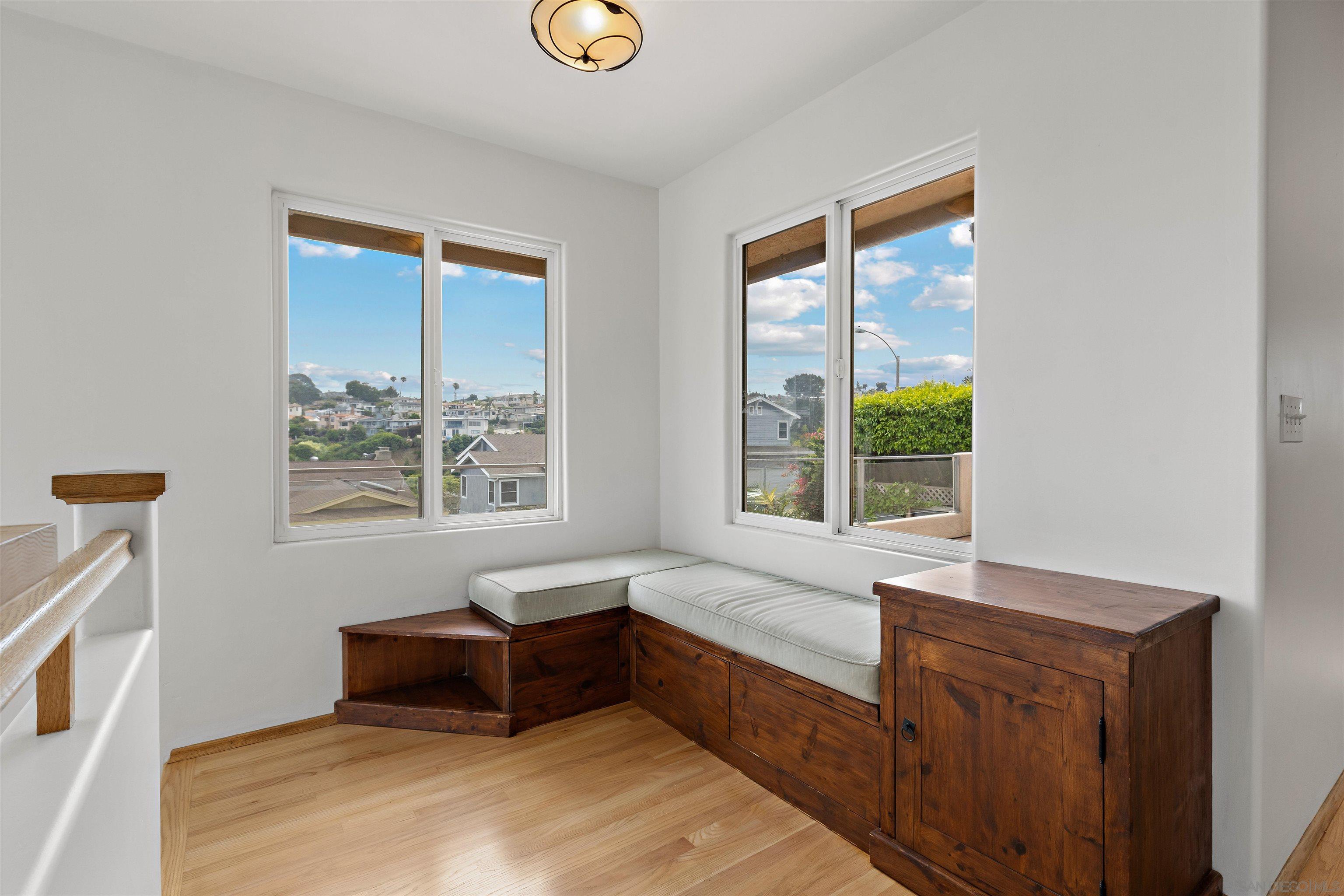 Detail Gallery Image 6 of 38 For 3340  Byron, San Diego,  CA 92106 - 3 Beds | 3 Baths