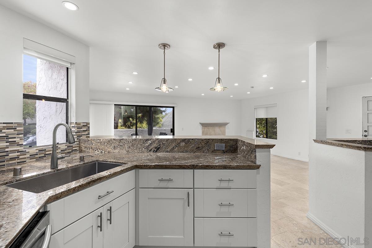 Detail Gallery Image 15 of 40 For 8482  via Sonoma  18, La Jolla,  CA 92037 - 2 Beds | 2/1 Baths