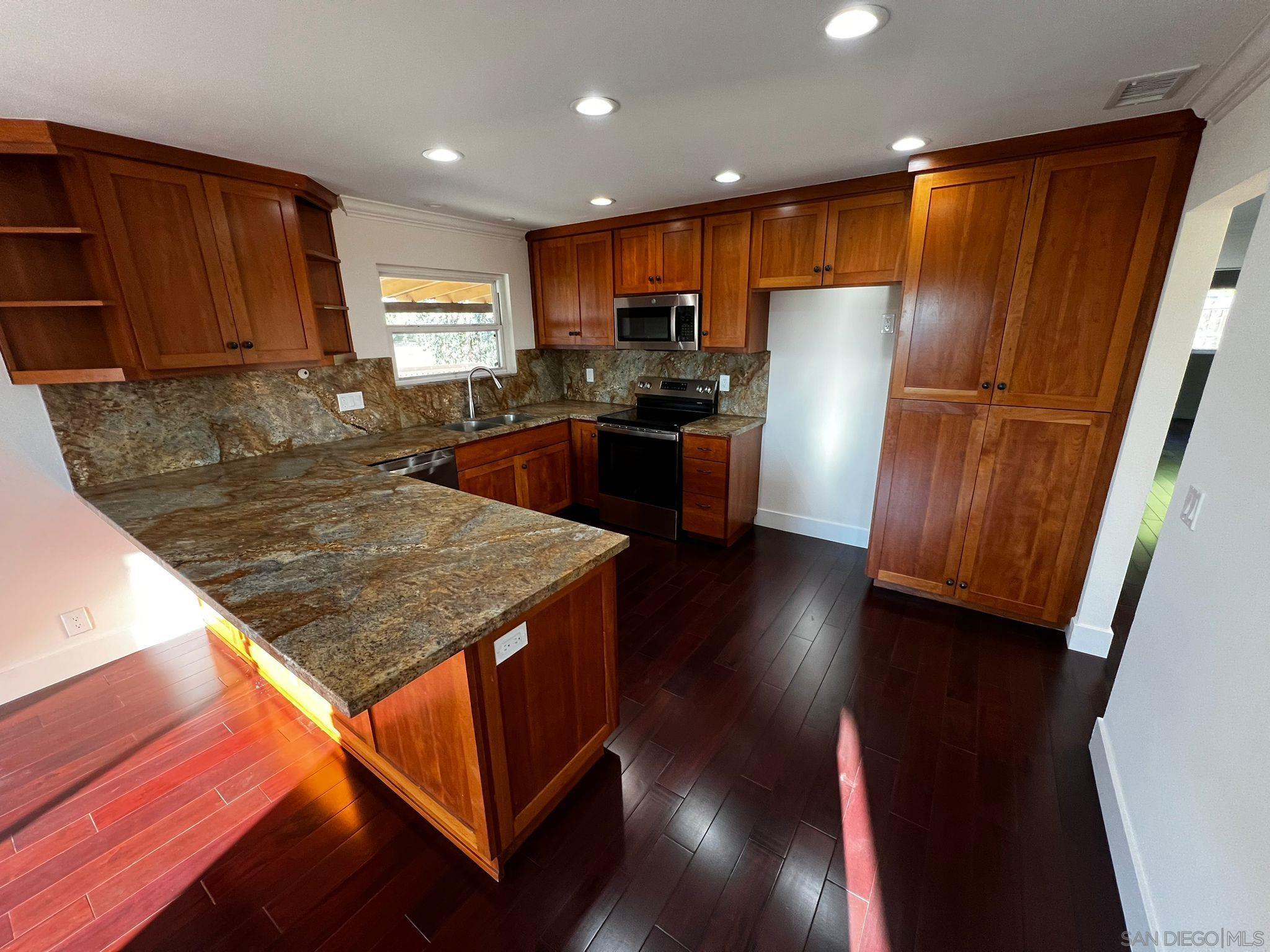 Front Image Thumbnail for SD250041747