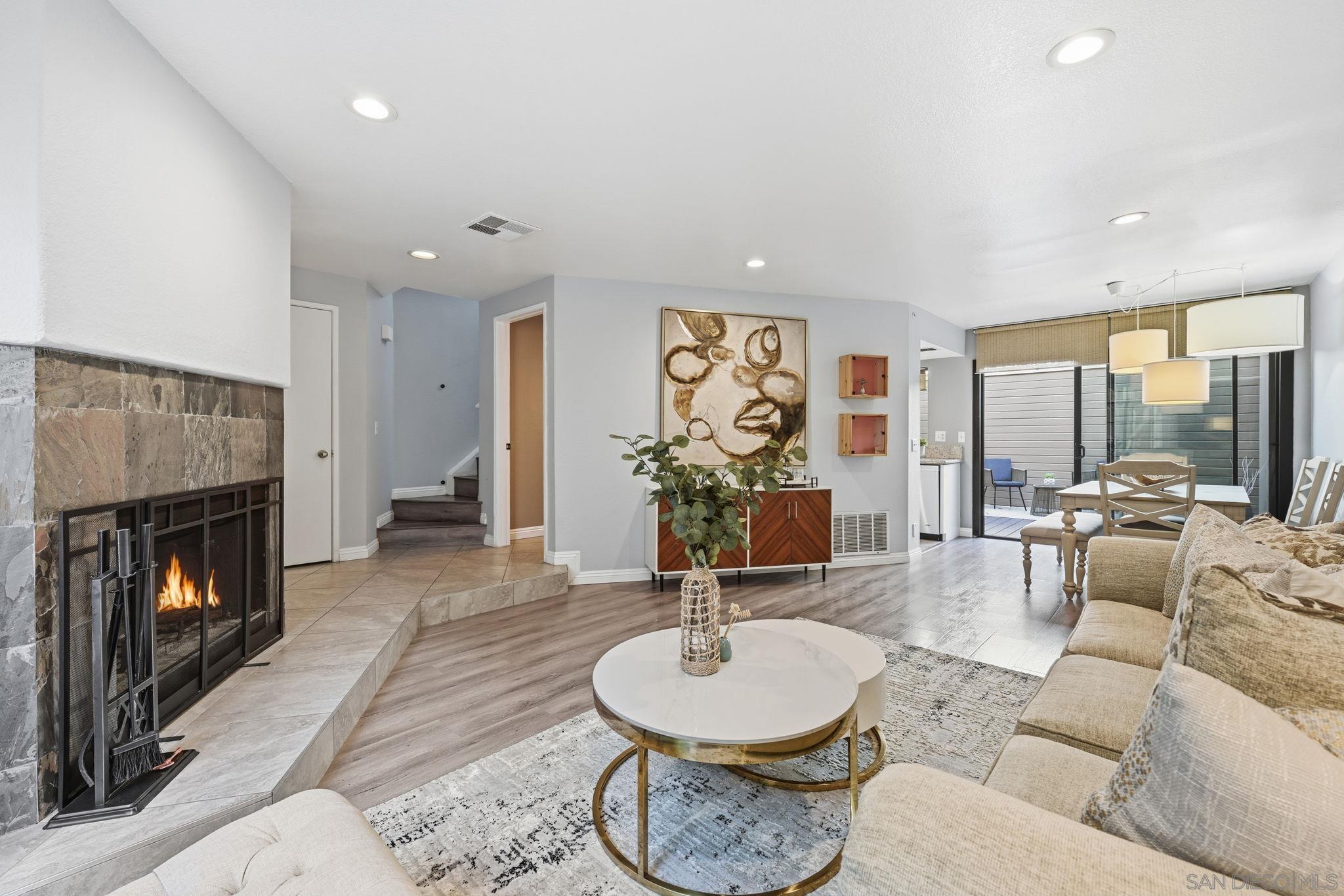 Detail Gallery Image 3 of 36 For 9270  Towne Centre Dr  #31,  San Diego,  CA 92121 - 2 Beds | 2/1 Baths