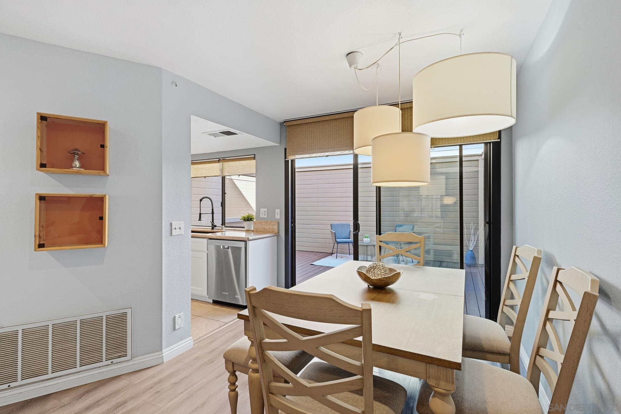 Detail Gallery Image 7 of 36 For 9270  Towne Centre Dr  #31,  San Diego,  CA 92121 - 2 Beds | 2/1 Baths