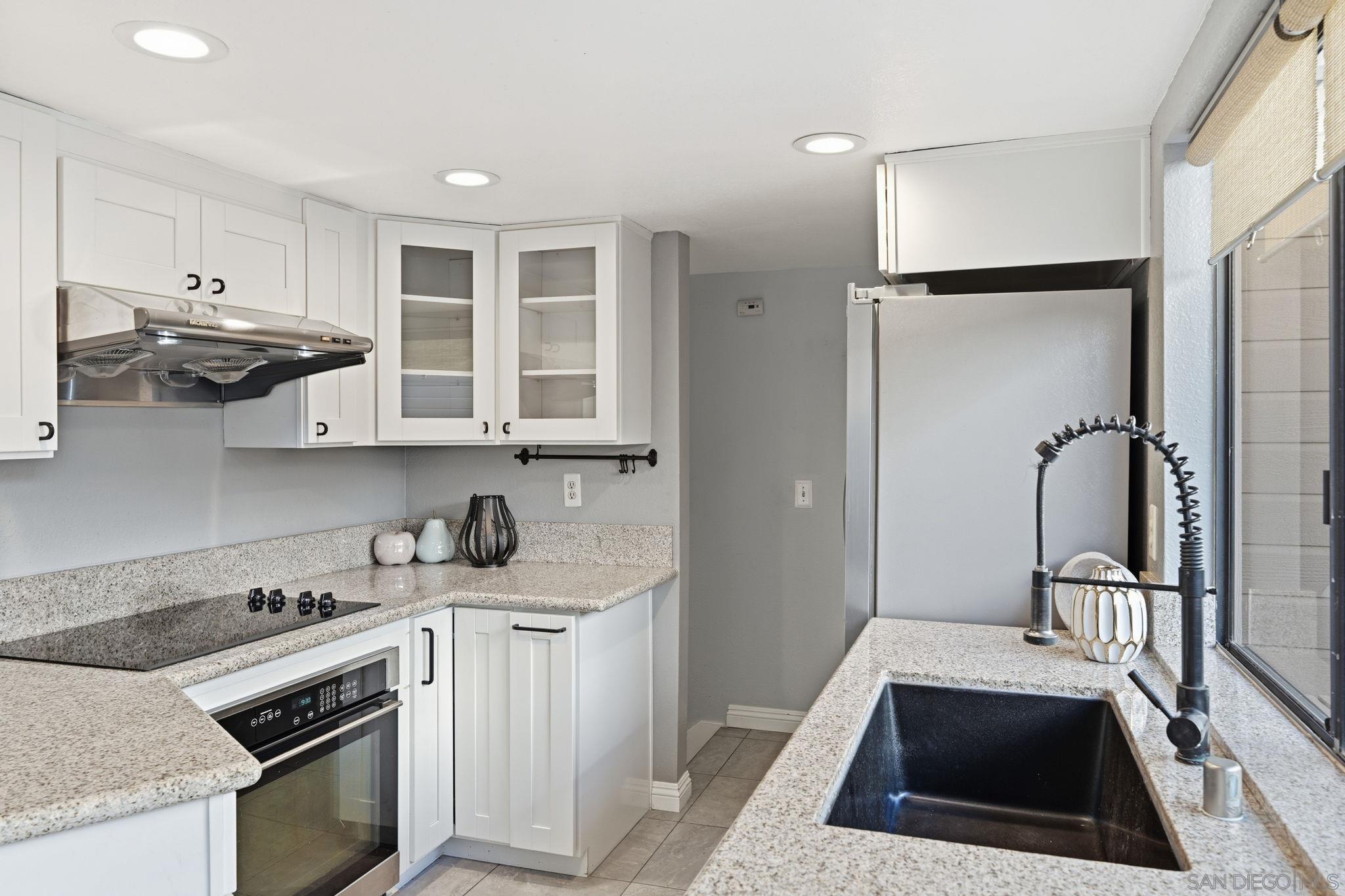 Detail Gallery Image 8 of 36 For 9270  Towne Centre Dr  #31,  San Diego,  CA 92121 - 2 Beds | 2/1 Baths