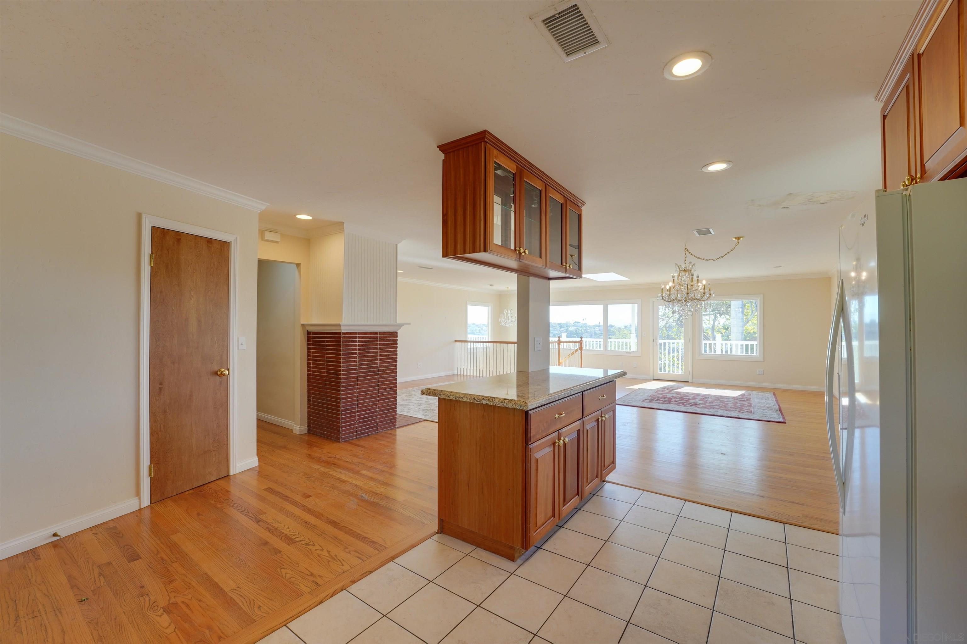 Detail Gallery Image 2 of 35 For 3985  La Cresta Dr, San Diego,  CA 92107 - 5 Beds | 2/1 Baths