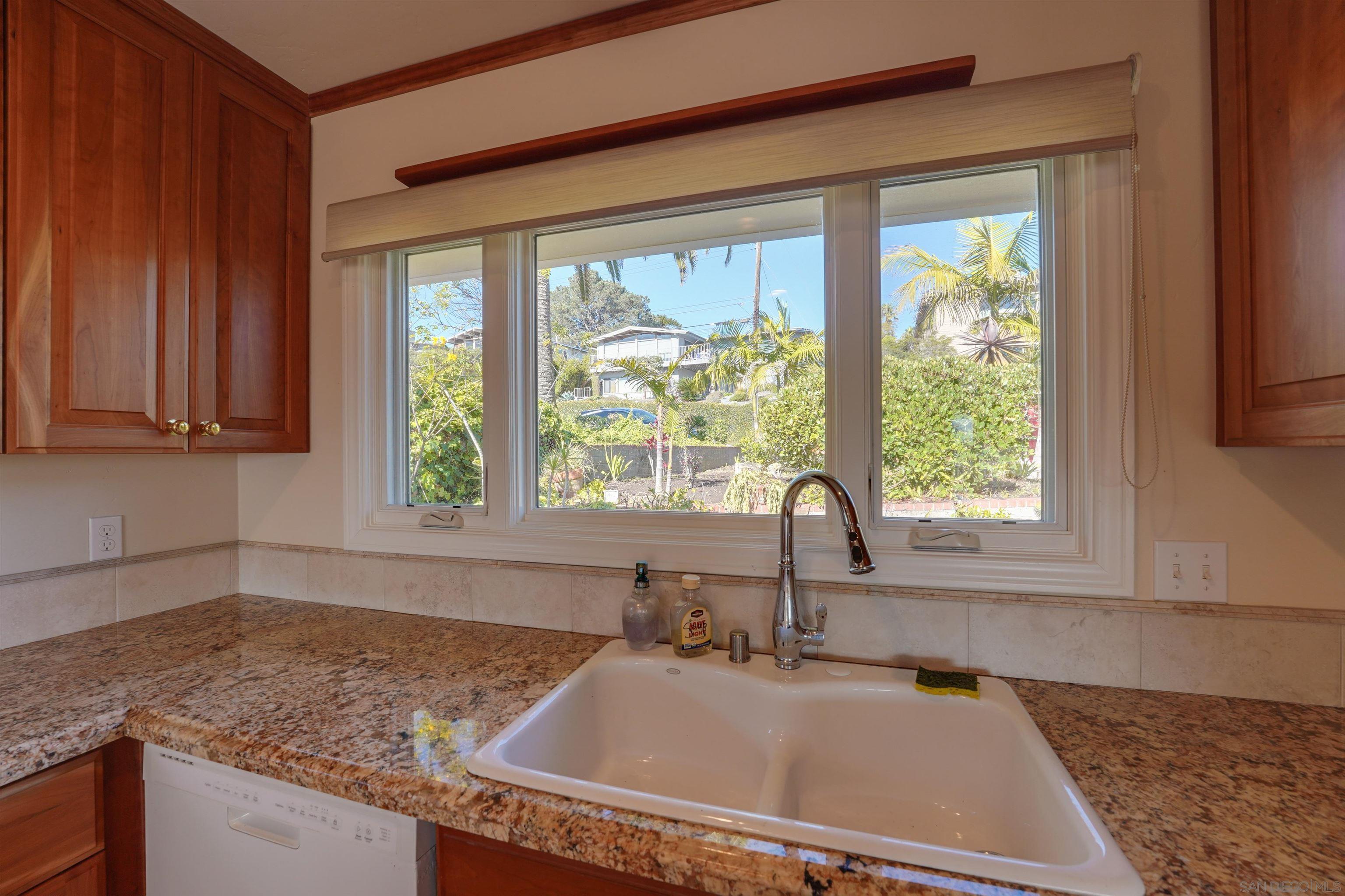 Detail Gallery Image 6 of 35 For 3985  La Cresta Dr, San Diego,  CA 92107 - 5 Beds | 2/1 Baths