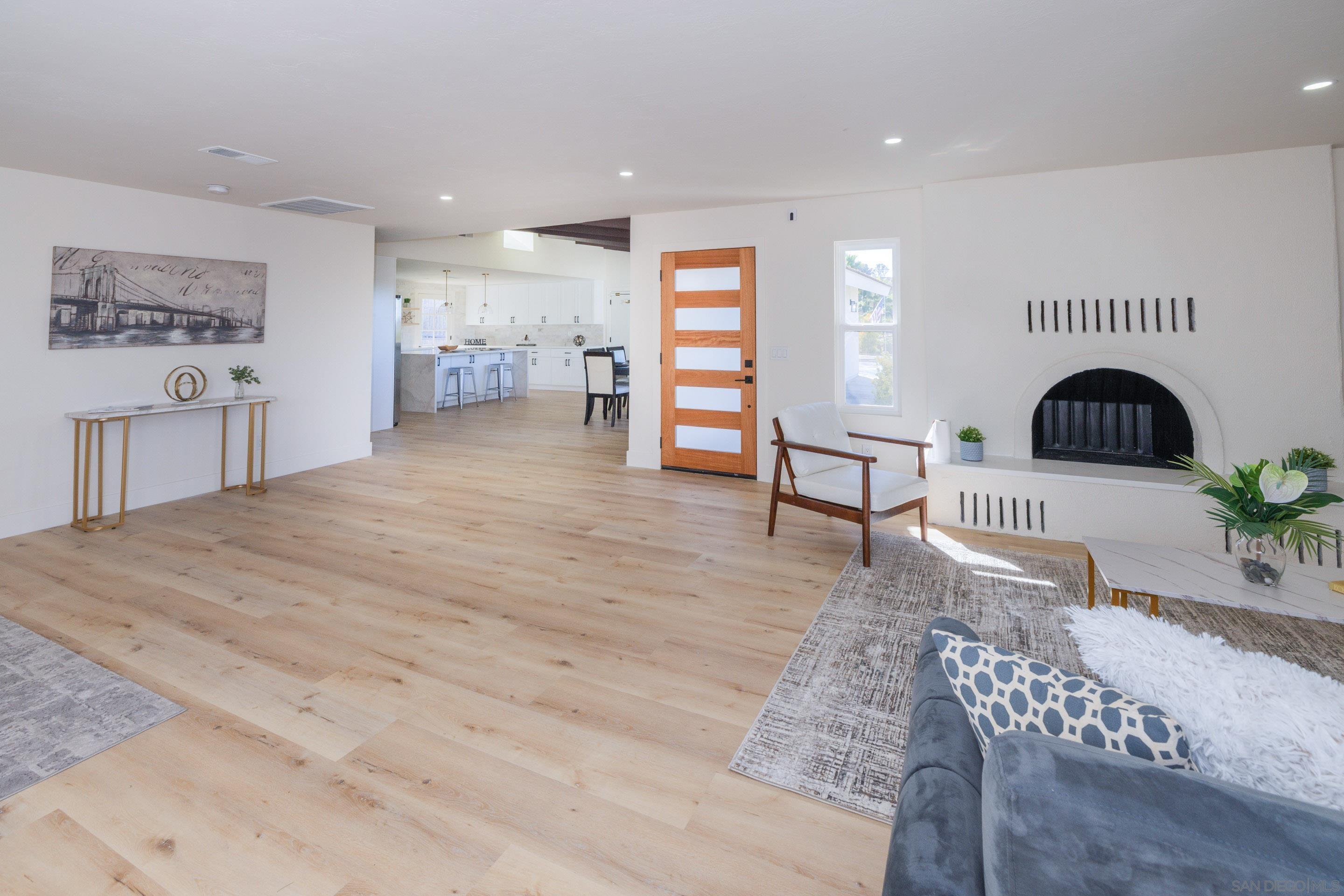 Detail Gallery Image 7 of 48 For 807  Poinsettia Ave, Vista,  CA 92081 - 3 Beds | 3 Baths