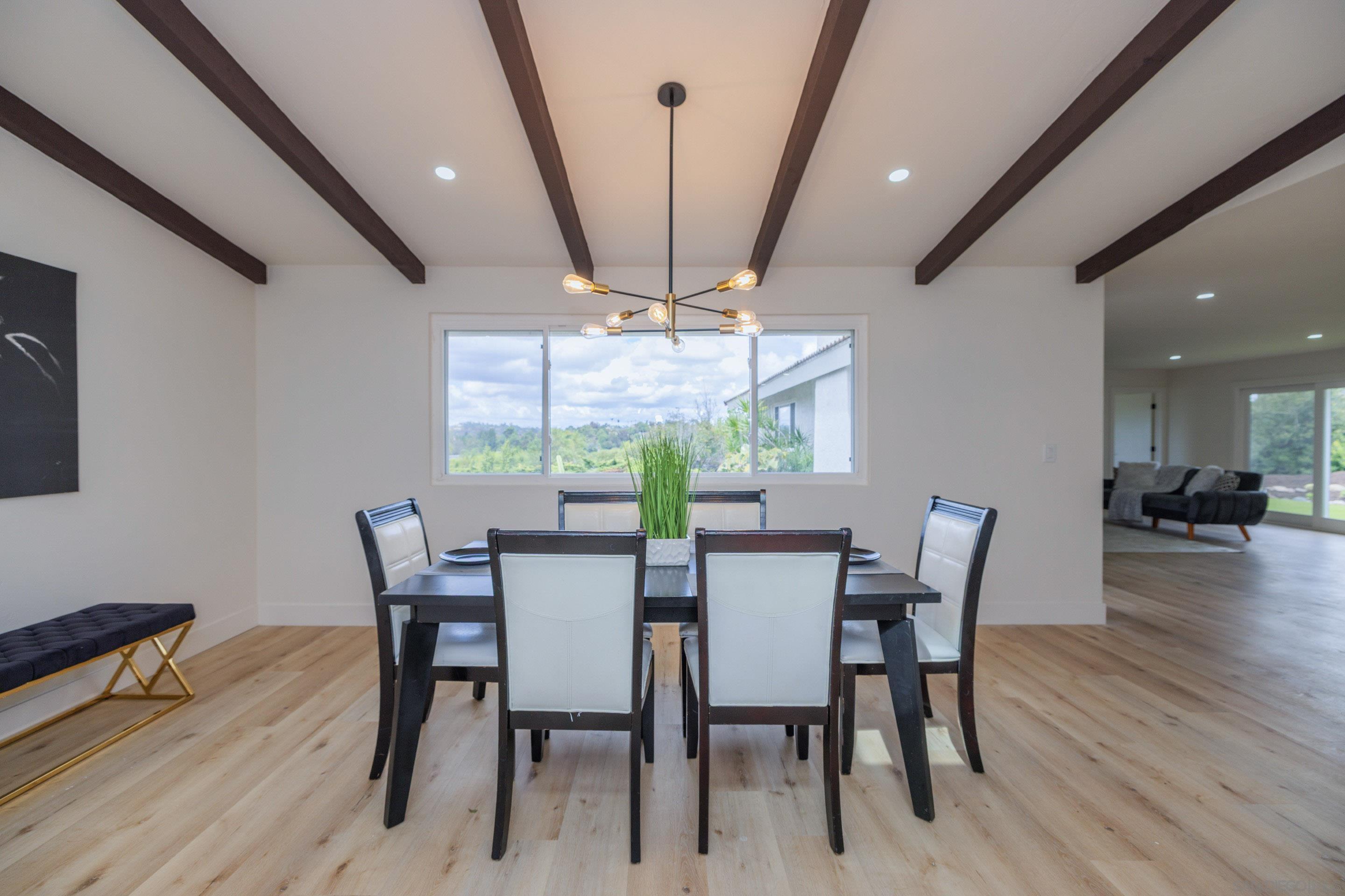 Detail Gallery Image 8 of 48 For 807  Poinsettia Ave, Vista,  CA 92081 - 3 Beds | 3 Baths