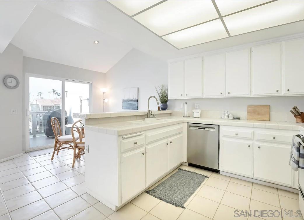 Detail Gallery Image 4 of 12 For 66 W Kingston Ct, Coronado,  CA 92118 - 3 Beds | 2 Baths