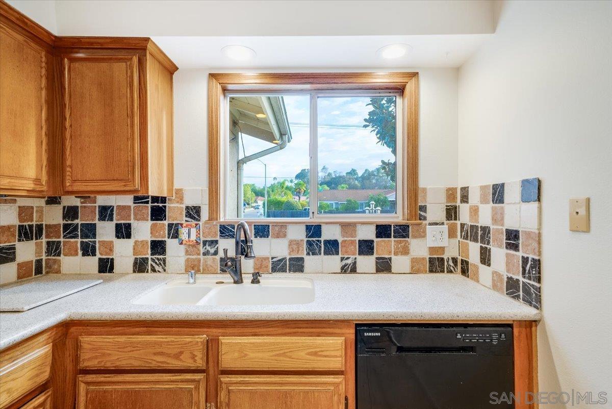 Detail Gallery Image 5 of 42 For 1925  Rock Springs Rd, San Marcos,  CA 92069 - 3 Beds | 2 Baths