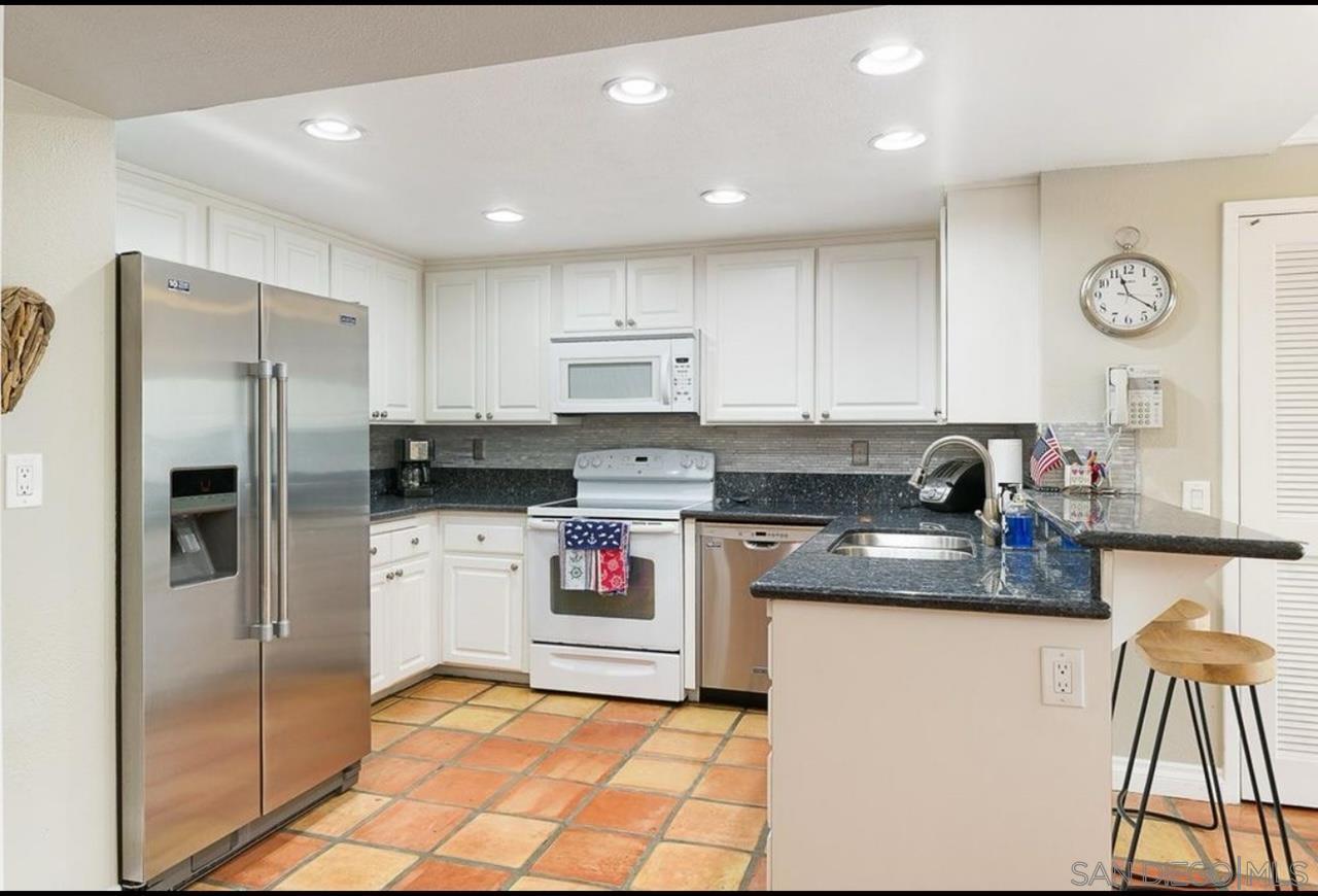 Detail Gallery Image 3 of 14 For 41  Kingston Court, Coronado,  CA 92118 - 2 Beds | 2 Baths