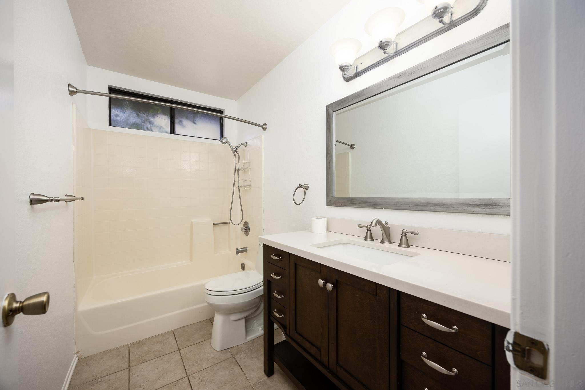 Detail Gallery Image 18 of 41 For 1952  Buckskin Gln, Escondido,  CA 92027 - 3 Beds | 2/1 Baths