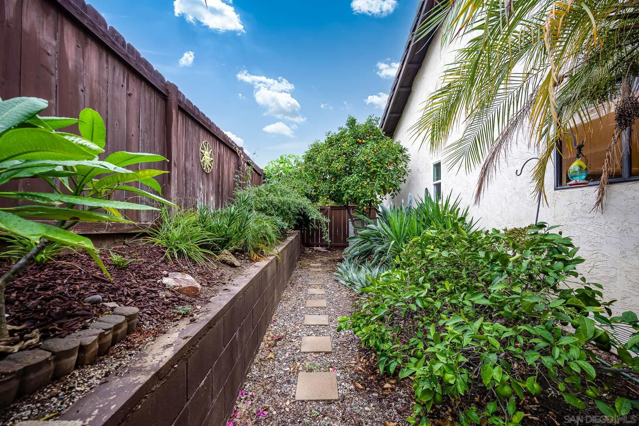 Detail Gallery Image 26 of 41 For 1952  Buckskin Gln, Escondido,  CA 92027 - 3 Beds | 2/1 Baths