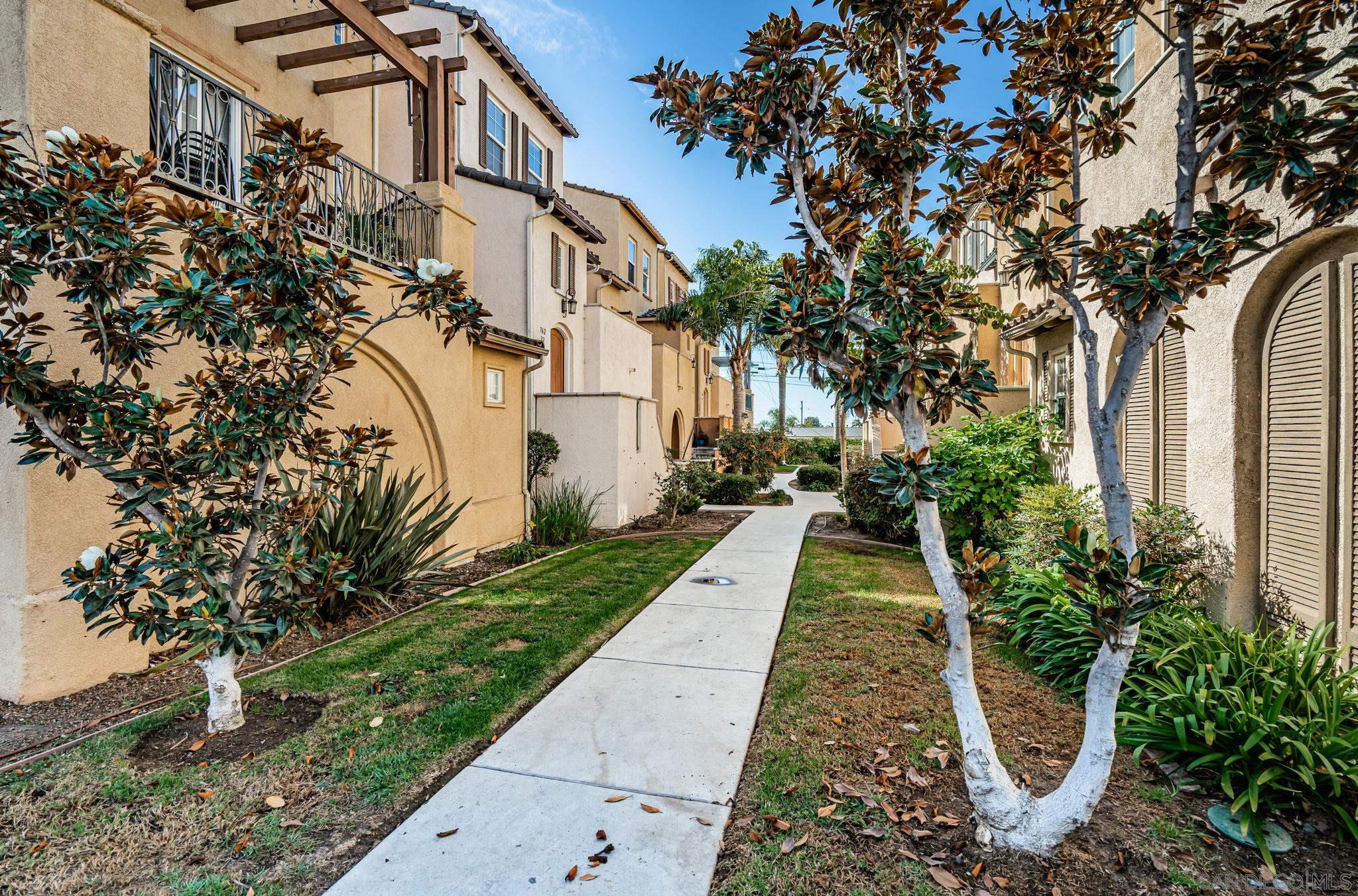 Detail Gallery Image 2 of 27 For 762  Broadway  34, Chula Vista,  CA 91910 - 3 Beds | 3/1 Baths