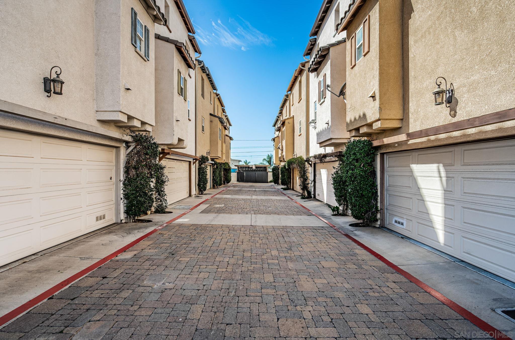 Detail Gallery Image 4 of 27 For 762  Broadway  34, Chula Vista,  CA 91910 - 3 Beds | 3/1 Baths