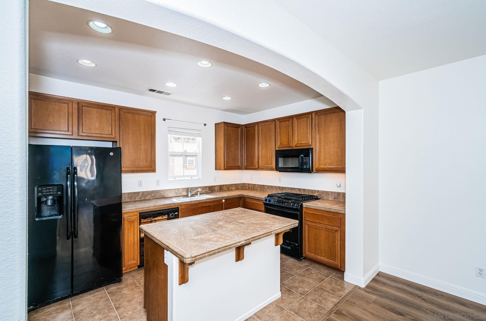 Detail Gallery Image 5 of 27 For 762  Broadway  34, Chula Vista,  CA 91910 - 3 Beds | 3/1 Baths