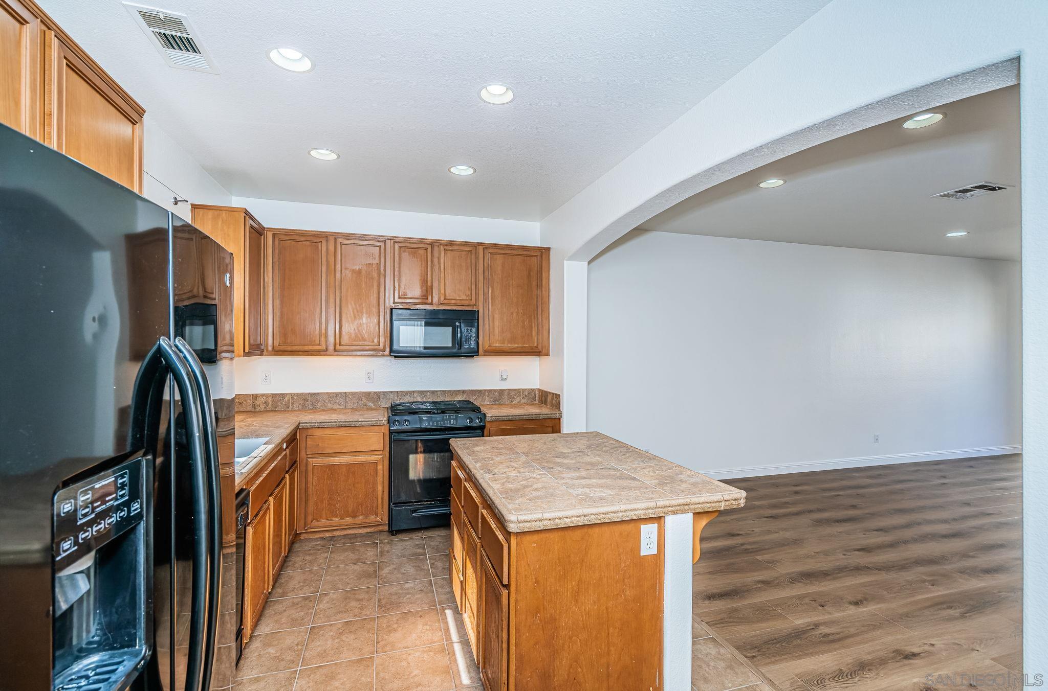 Detail Gallery Image 6 of 27 For 762  Broadway  34, Chula Vista,  CA 91910 - 3 Beds | 3/1 Baths