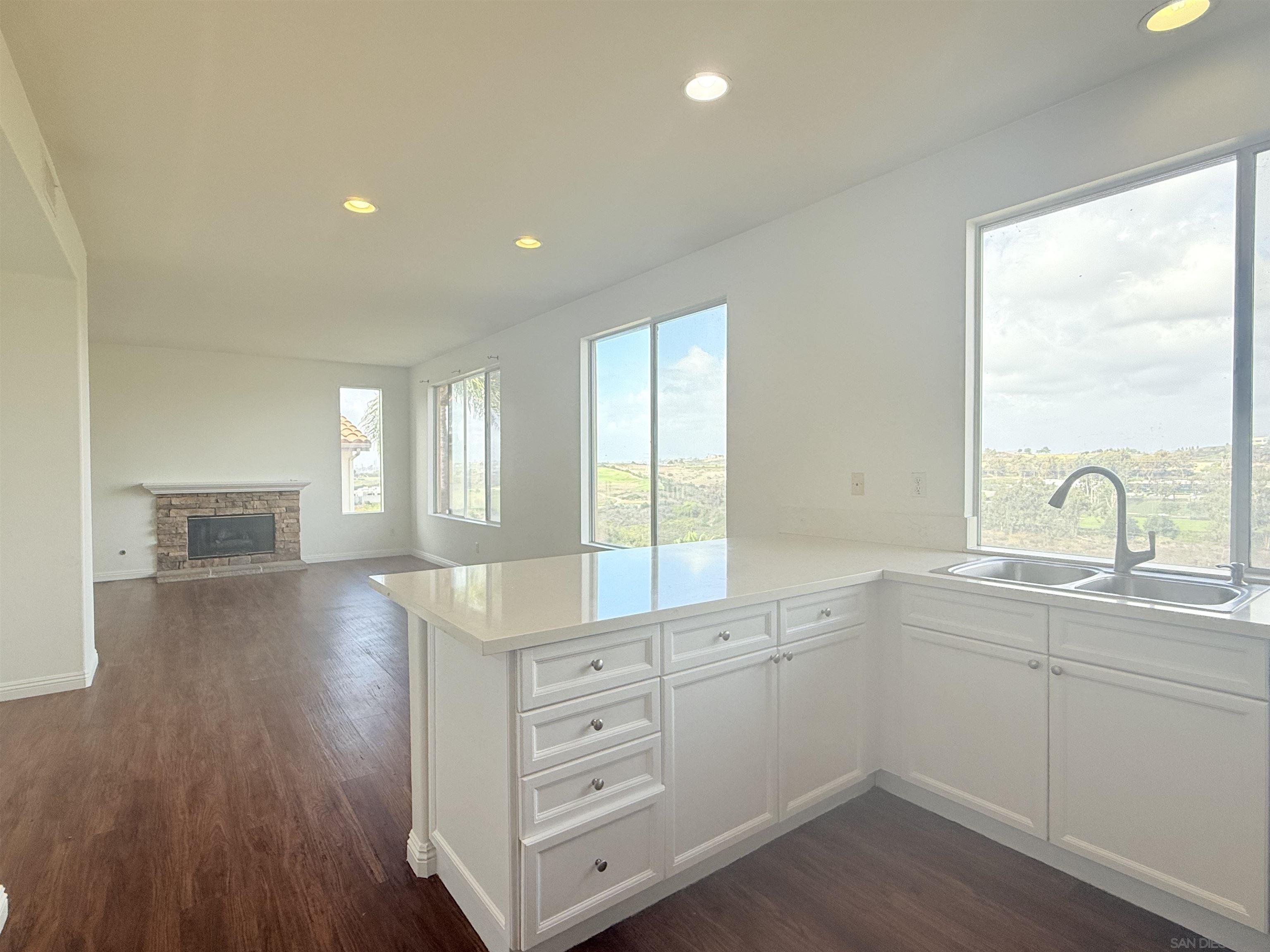 Detail Gallery Image 4 of 26 For 1420  Sapphire Dr, Carlsbad,  CA 92011 - 5 Beds | 3 Baths