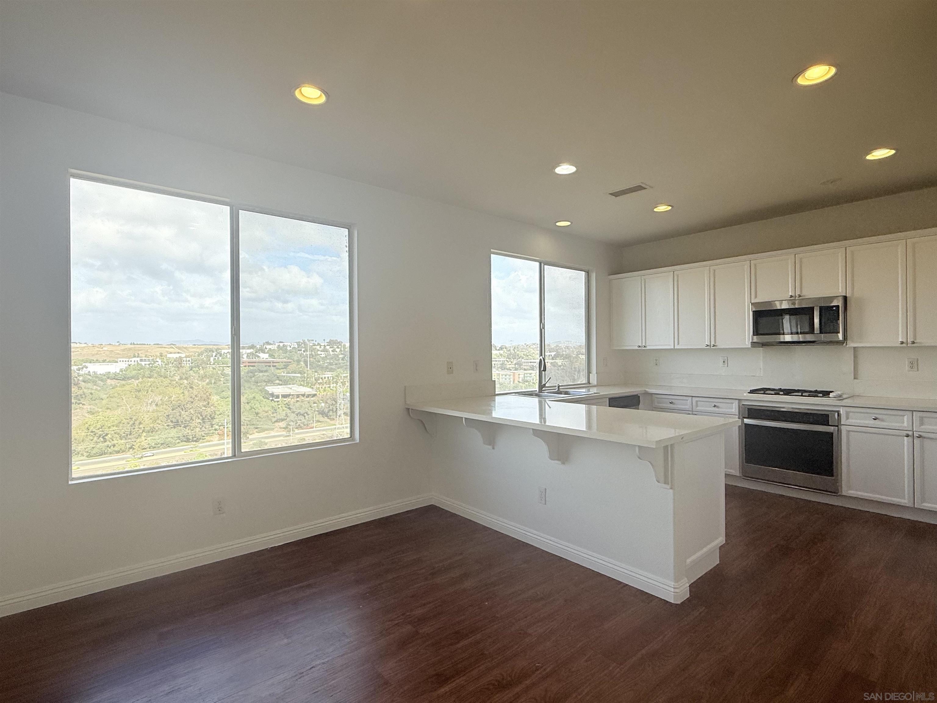 Detail Gallery Image 5 of 26 For 1420  Sapphire Dr, Carlsbad,  CA 92011 - 5 Beds | 3 Baths