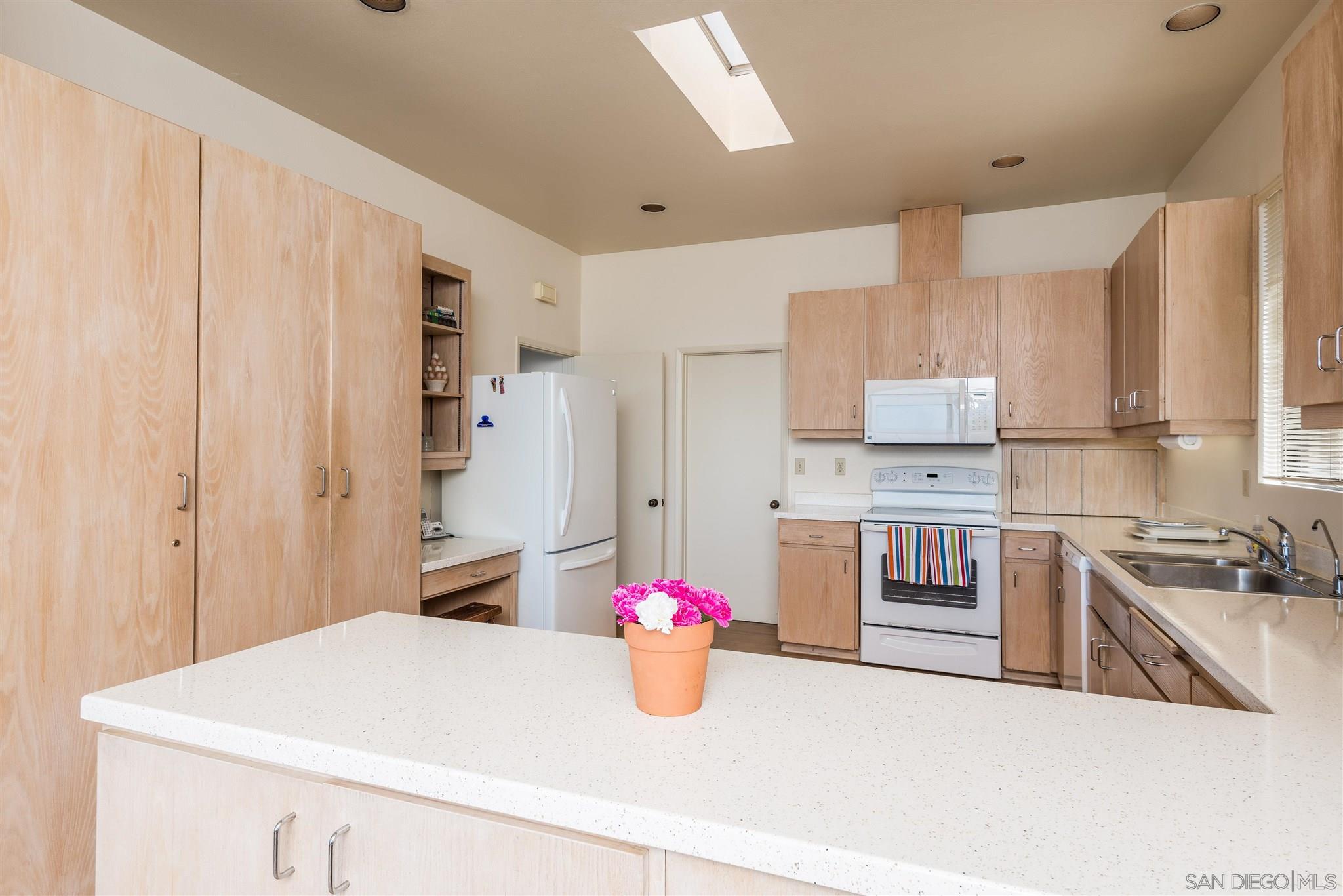 Detail Gallery Image 16 of 33 For 7556  Pepita Way, La Jolla,  CA 92037 - 3 Beds | 2/1 Baths