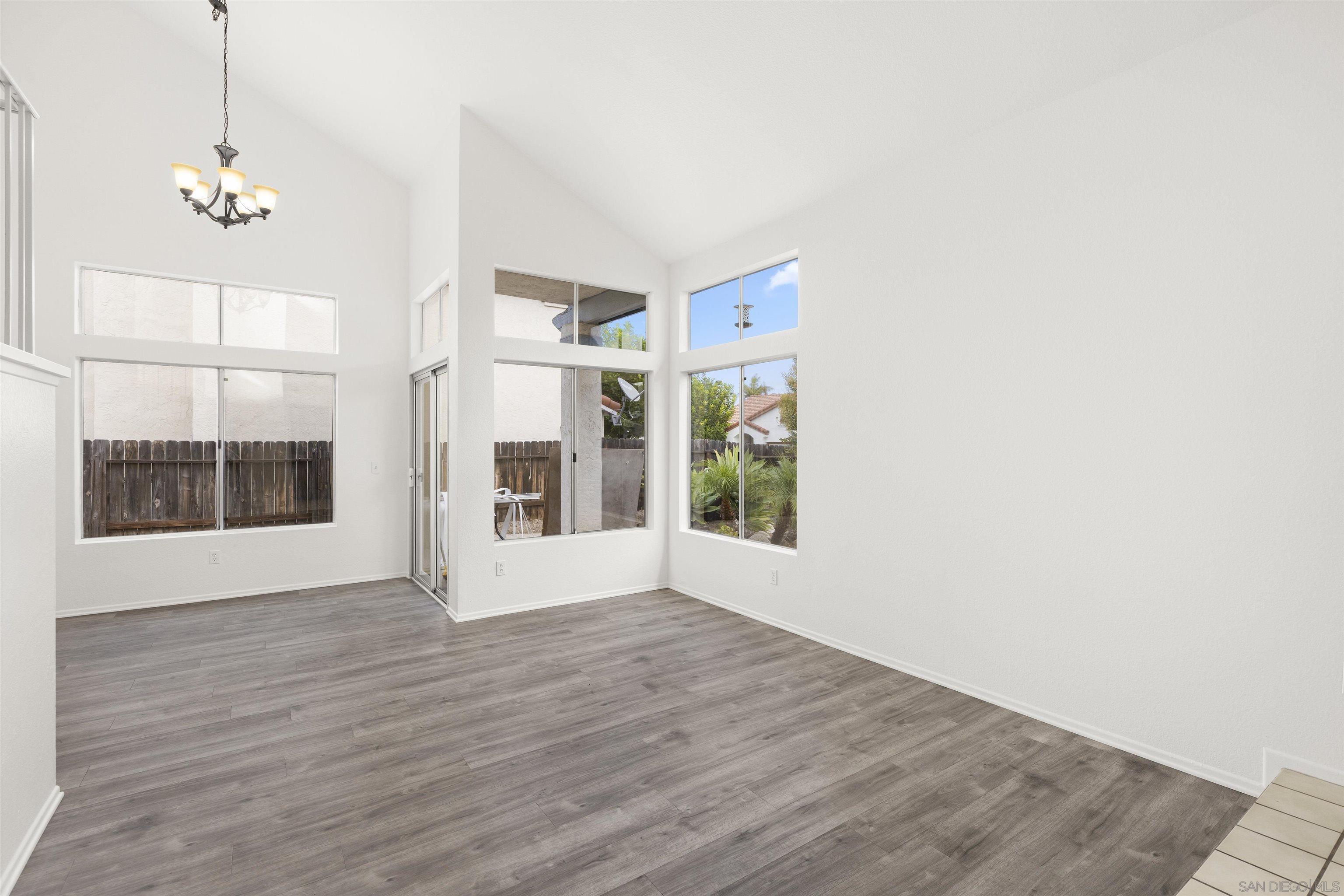 Detail Gallery Image 8 of 39 For 300  Paseo Marguerita, Vista,  CA 92084 - 4 Beds | 3 Baths