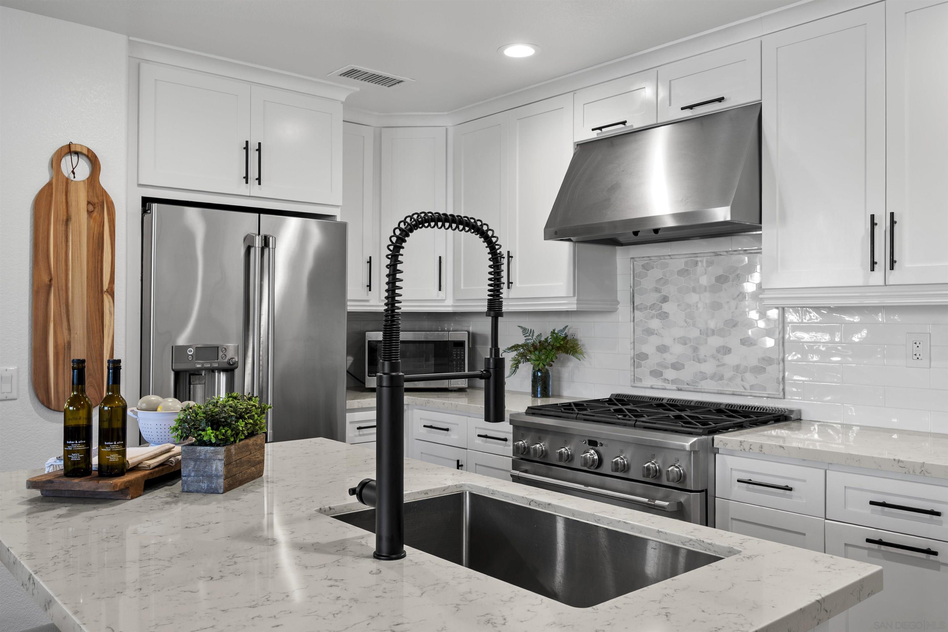 Detail Gallery Image 3 of 53 For 2730 E Evans Rd  #9,  San Diego,  CA 92106 - 3 Beds | 3/1 Baths