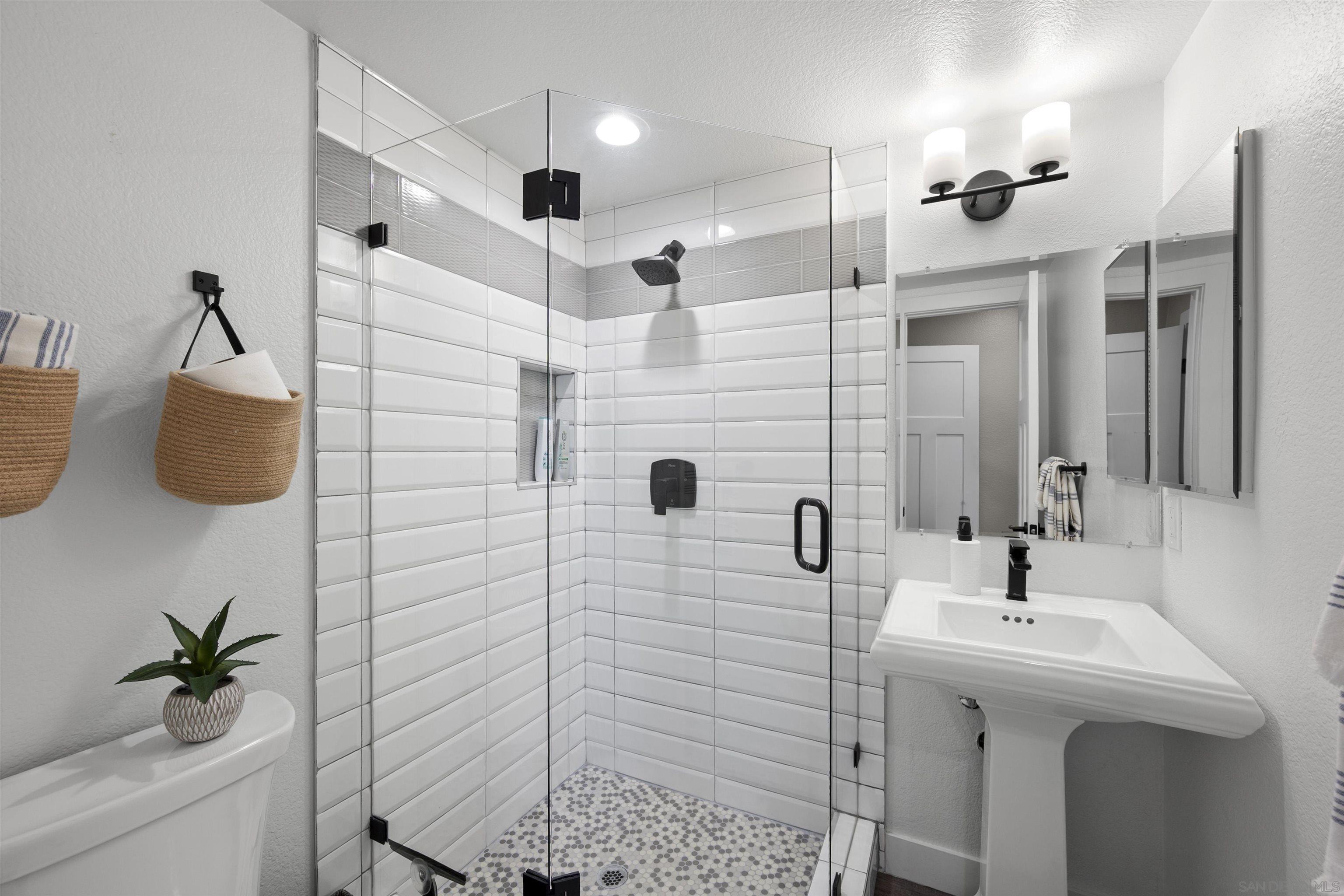 Detail Gallery Image 5 of 53 For 2730 E Evans Rd  #9,  San Diego,  CA 92106 - 3 Beds | 3/1 Baths