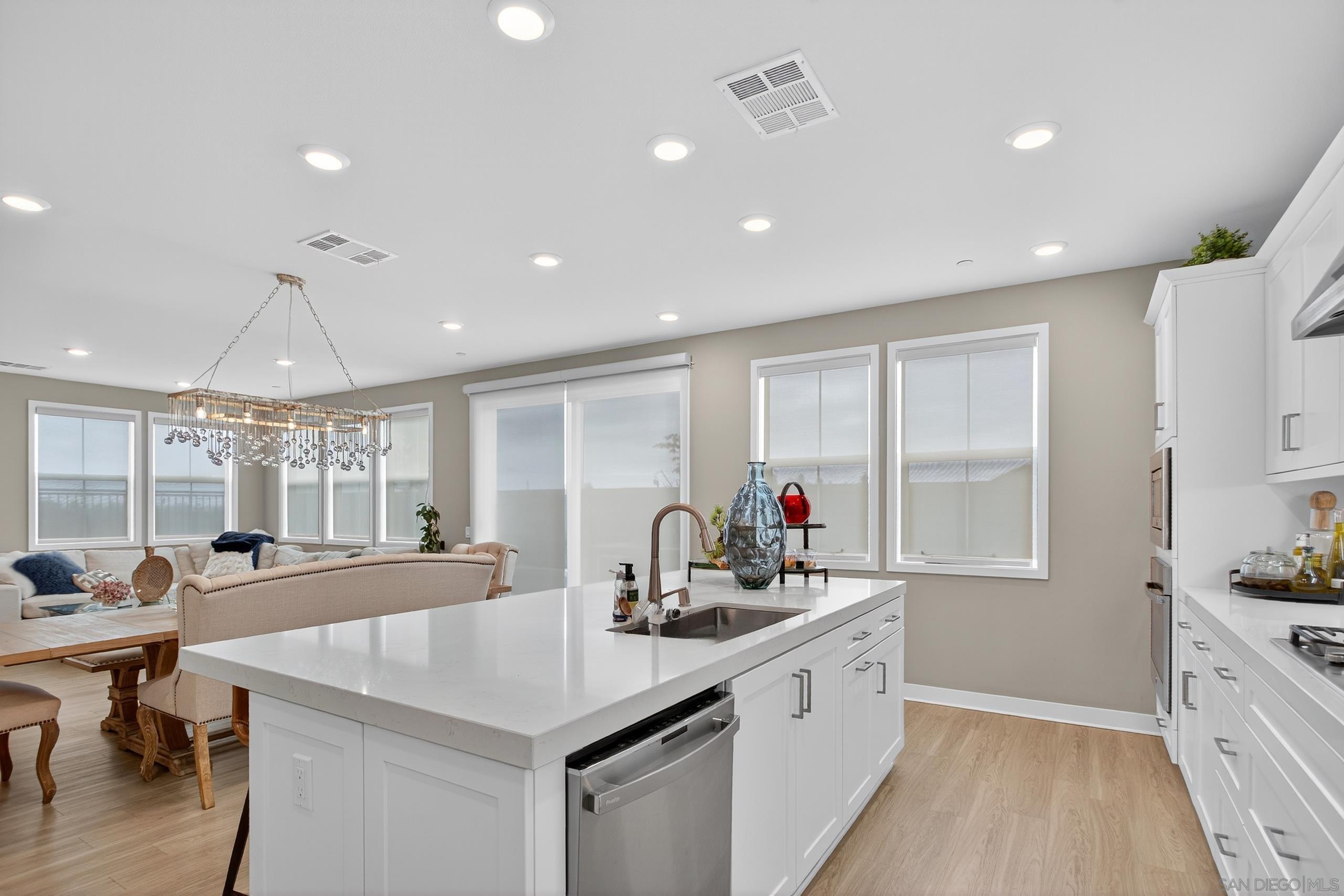 Detail Gallery Image 13 of 54 For 1733  Artemisia Ct, Carlsbad,  CA 92011 - 5 Beds | 4/1 Baths