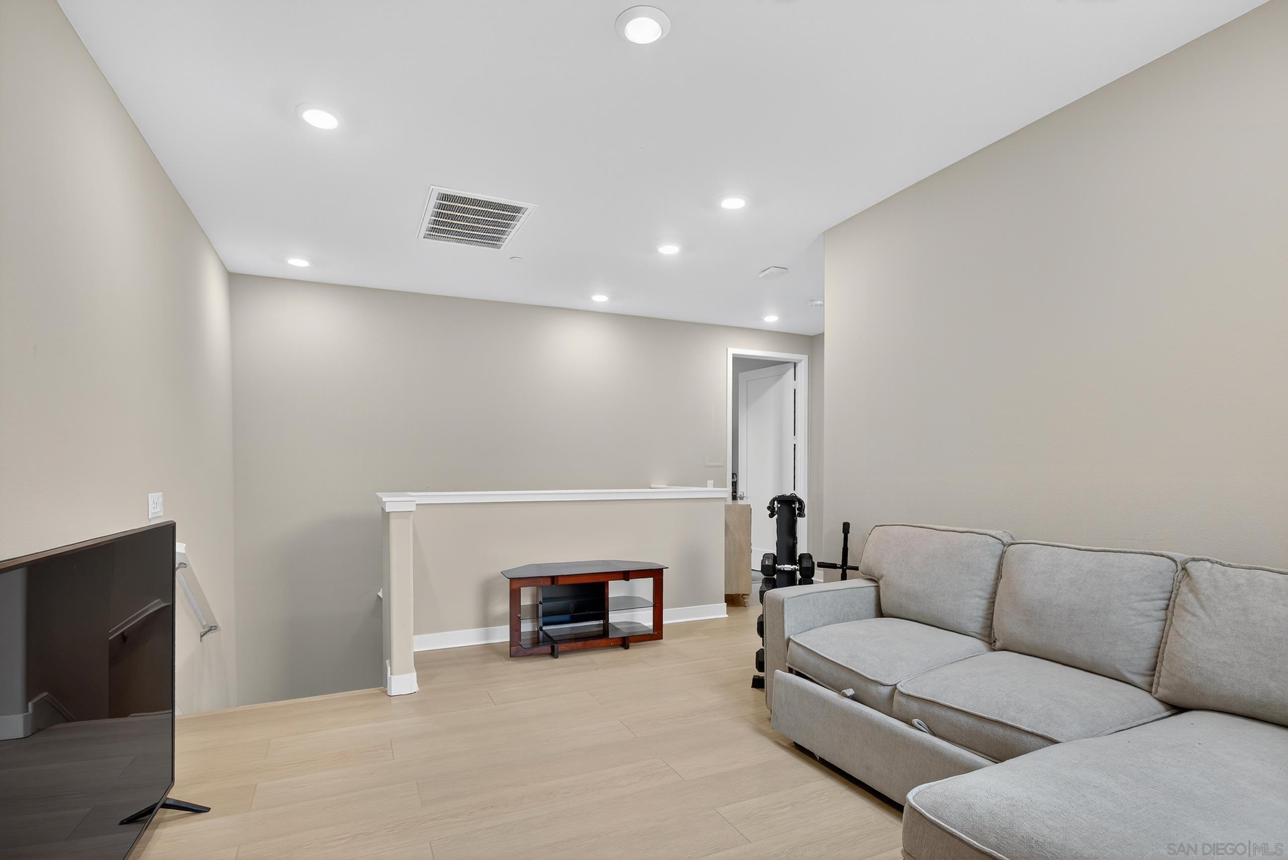 Detail Gallery Image 17 of 54 For 1733  Artemisia Ct, Carlsbad,  CA 92011 - 5 Beds | 4/1 Baths