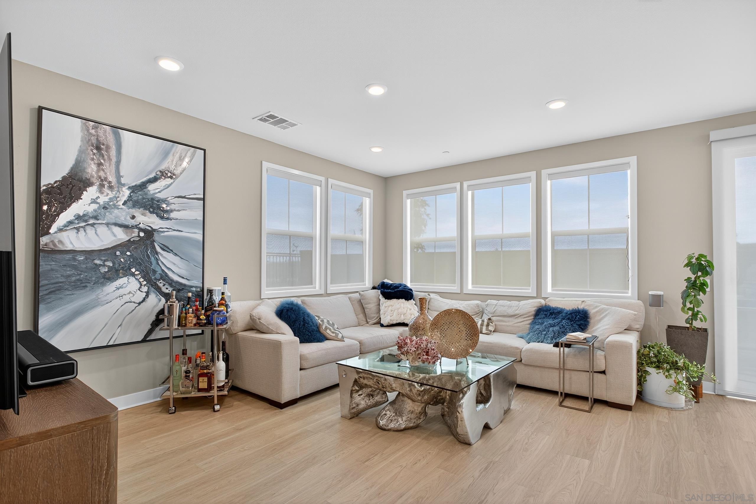 Detail Gallery Image 4 of 54 For 1733  Artemisia Ct, Carlsbad,  CA 92011 - 5 Beds | 4/1 Baths